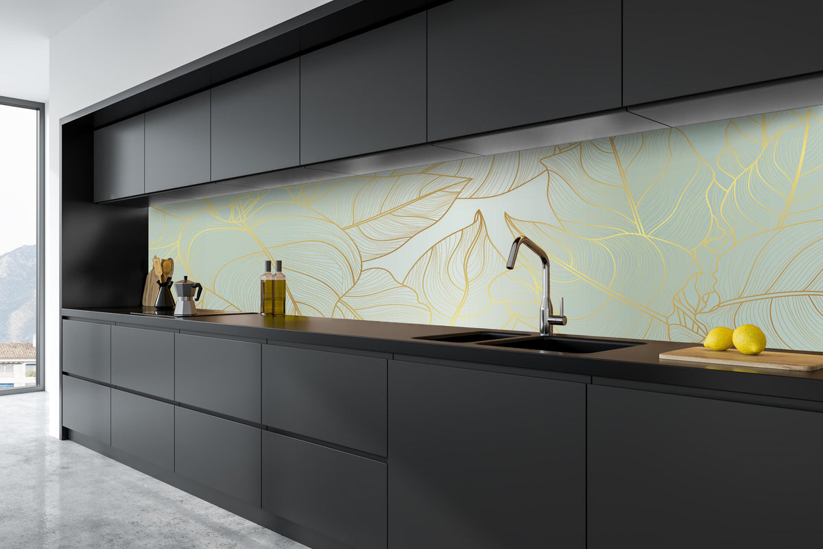 Küche - Elegantes Laub Design in Gold-Beige hinter weißen Hochglanz-Küchenregalen und schwarzem Wasserhahn