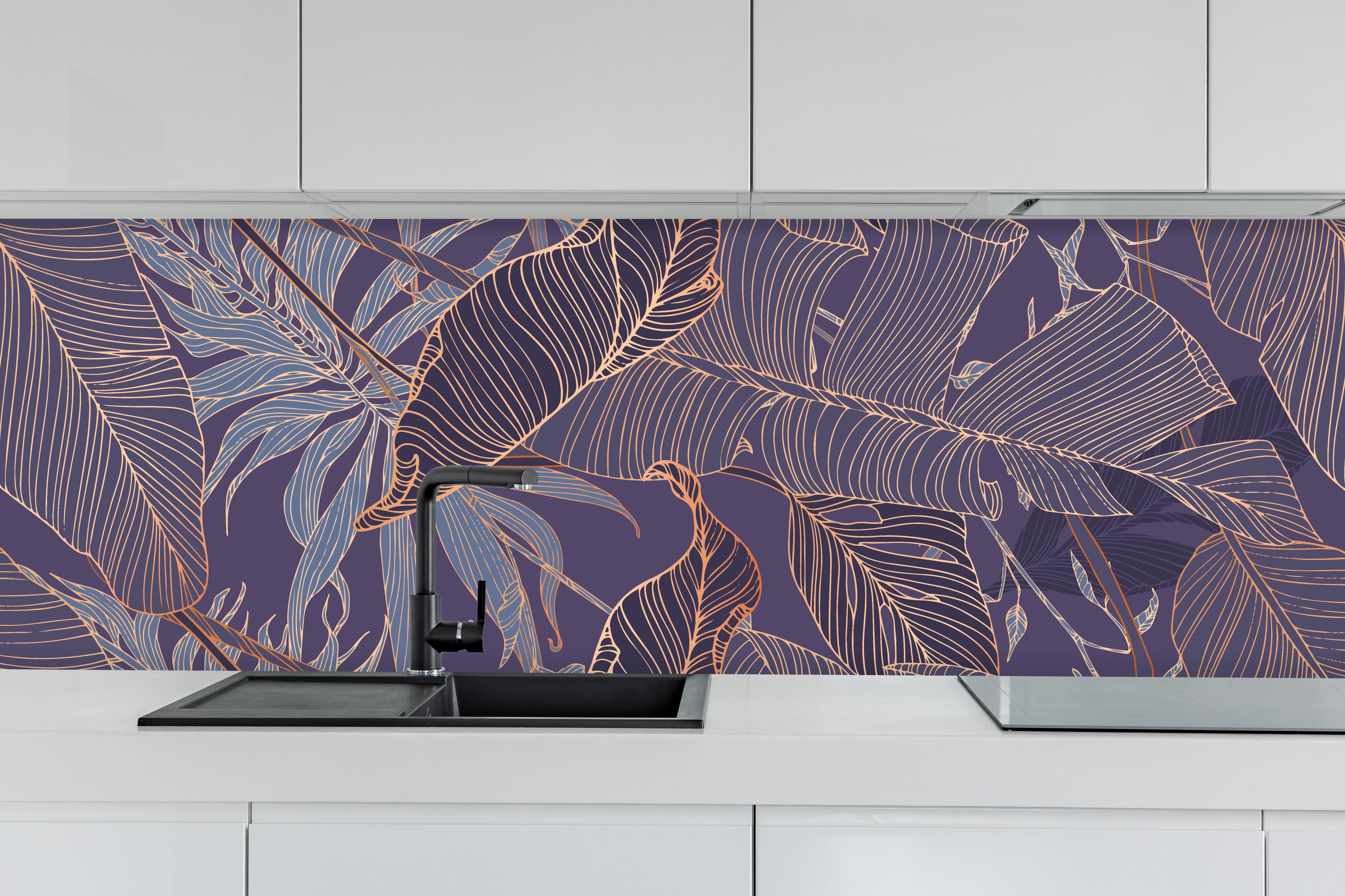 Küche - Elegantes Lila-Goldenes Blättermuster hinter weißen Hochglanz-Küchenregalen und schwarzem Wasserhahn
