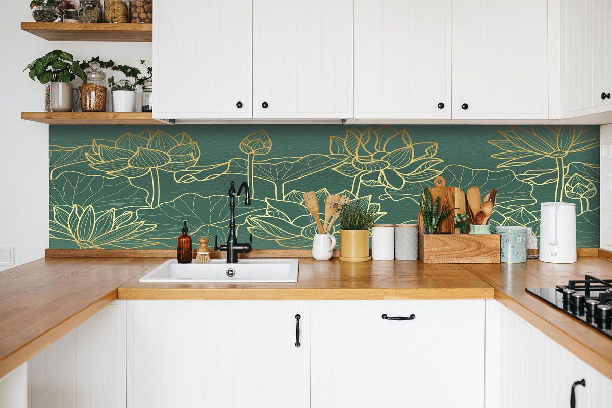 Küche - Elegantes Lotus Muster in Gold Lineart hinter weißen Hochglanz-Küchenregalen und schwarzem Wasserhahn