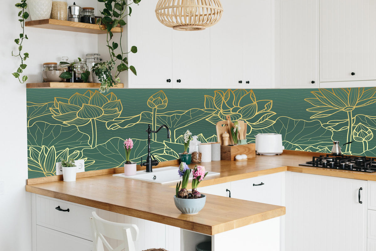 Küche - Elegantes Lotus Muster in Gold Lineart hinter weißen Hochglanz-Küchenregalen und schwarzem Wasserhahn