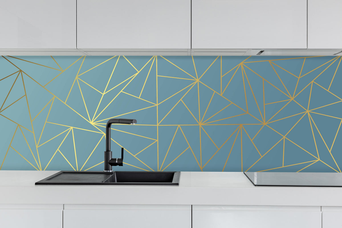 Küche - Elegantes Muster Goldener Linien auf Blau hinter weißen Hochglanz-Küchenregalen und schwarzem Wasserhahn