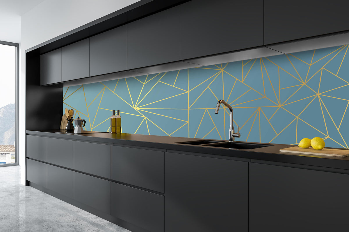 Küche - Elegantes Muster Goldener Linien auf Blau hinter weißen Hochglanz-Küchenregalen und schwarzem Wasserhahn