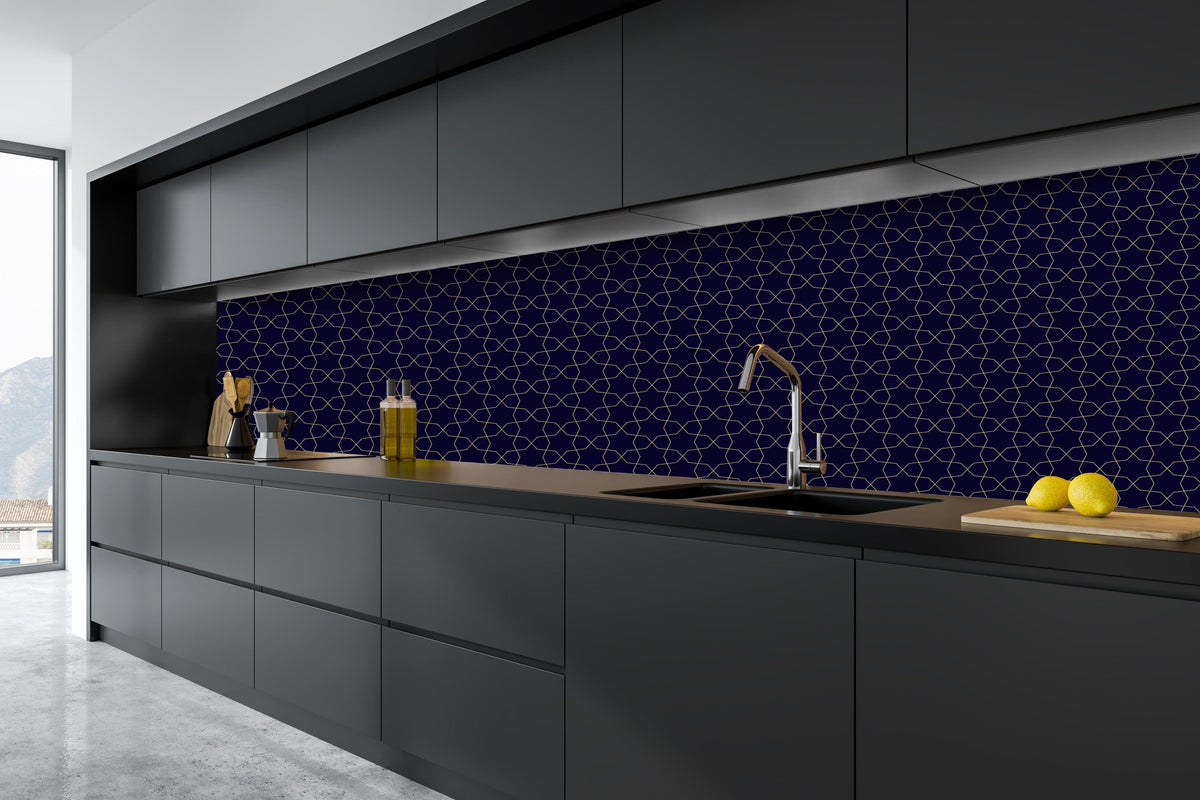 Küche - Elegantes Muster in Dunkelblau und Linien hinter weißen Hochglanz-Küchenregalen und schwarzem Wasserhahn