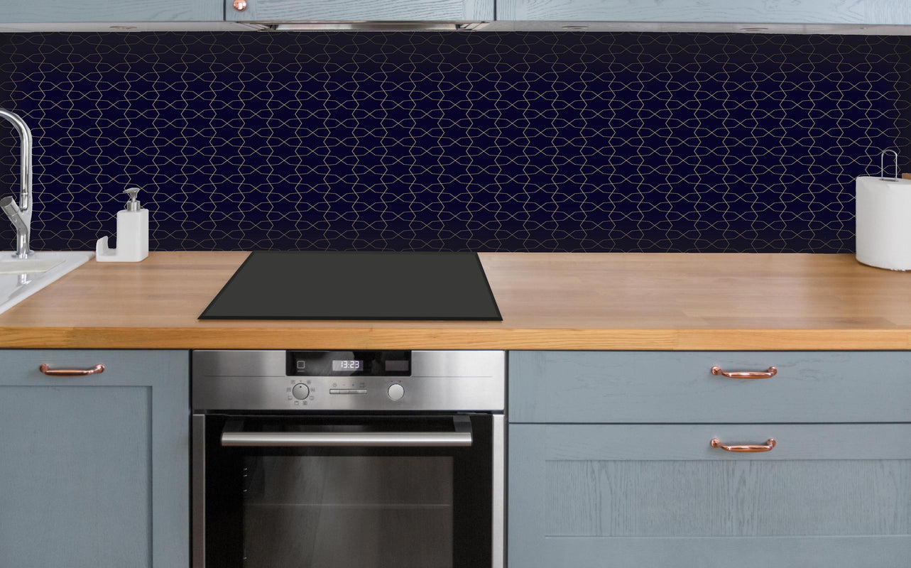 Küche - Elegantes Muster in Dunkelblau und Linien hinter weißen Hochglanz-Küchenregalen und schwarzem Wasserhahn