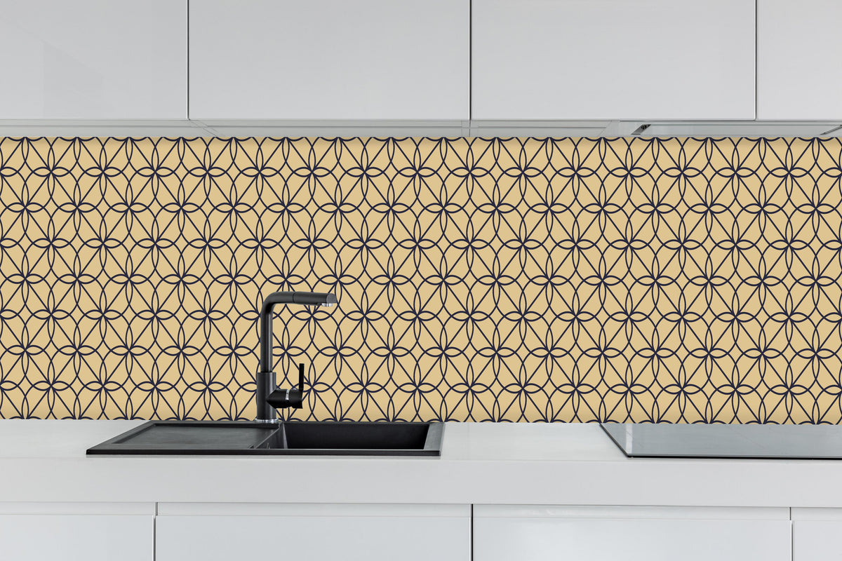 Küche - Elegantes Muster in Gold und Beige hinter weißen Hochglanz-Küchenregalen und schwarzem Wasserhahn