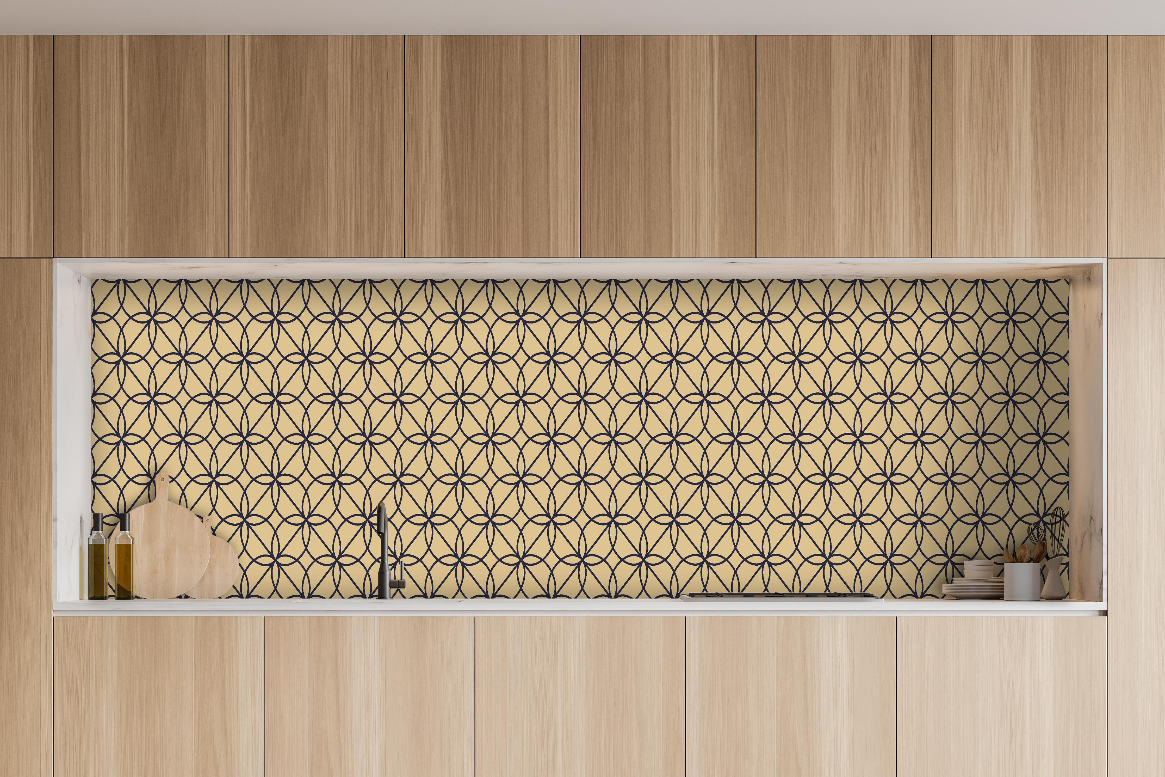 Küche - Elegantes Muster in Gold und Beige hinter weißen Hochglanz-Küchenregalen und schwarzem Wasserhahn
