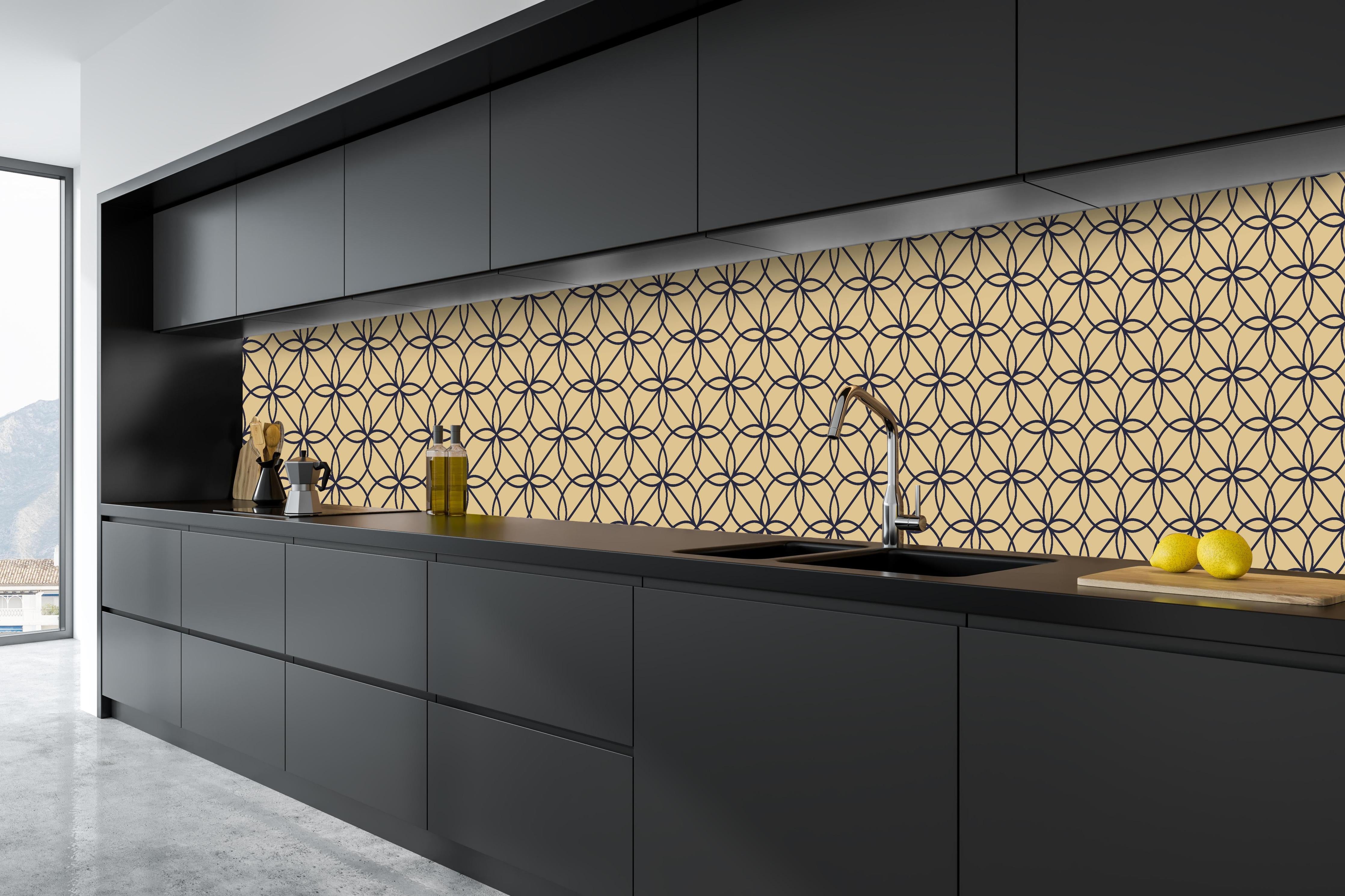 Küche - Elegantes Muster in Gold und Beige hinter weißen Hochglanz-Küchenregalen und schwarzem Wasserhahn