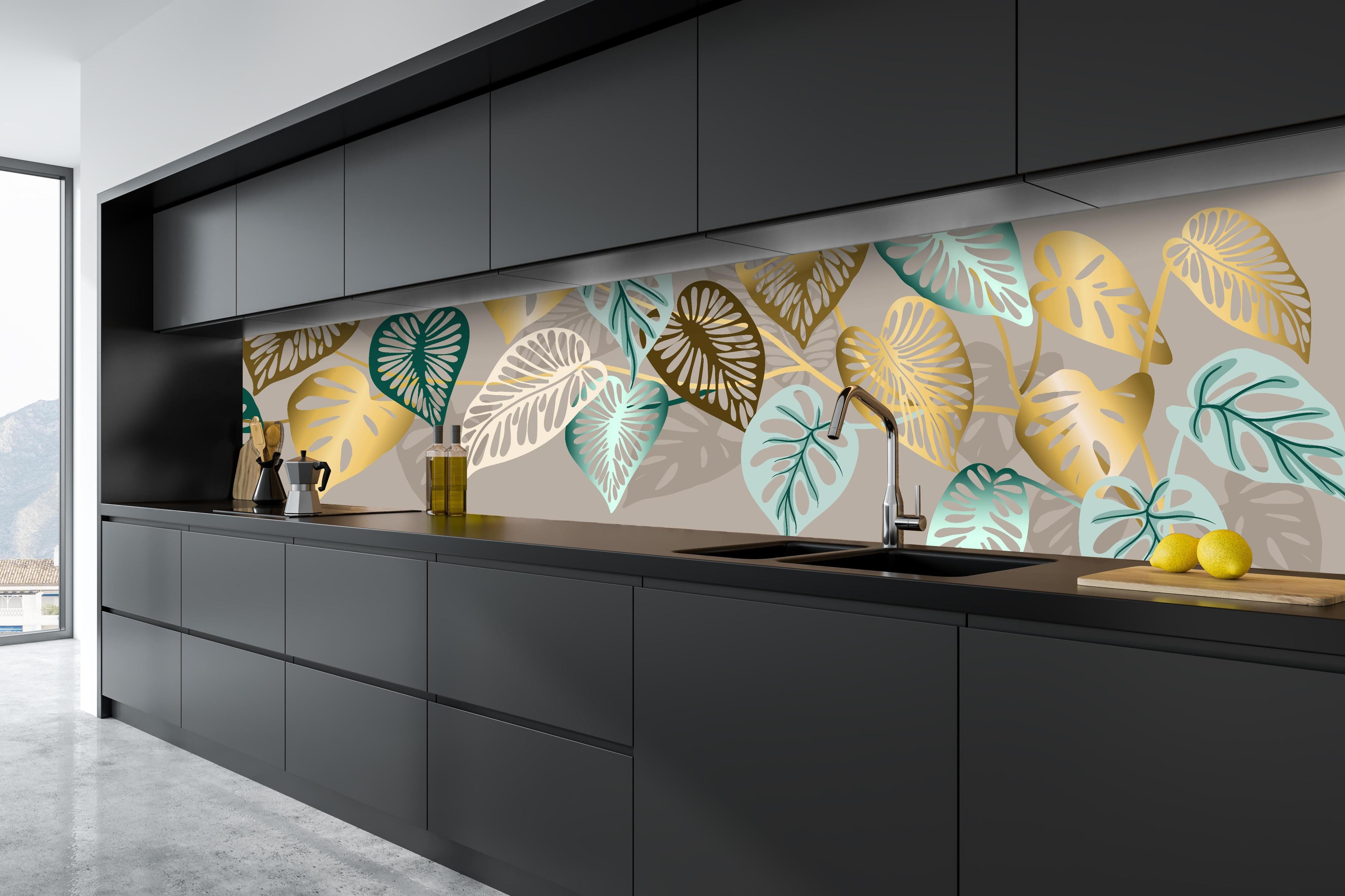 Küche - Elegantes Muster mit Gold-Mint Blättern hinter weißen Hochglanz-Küchenregalen und schwarzem Wasserhahn