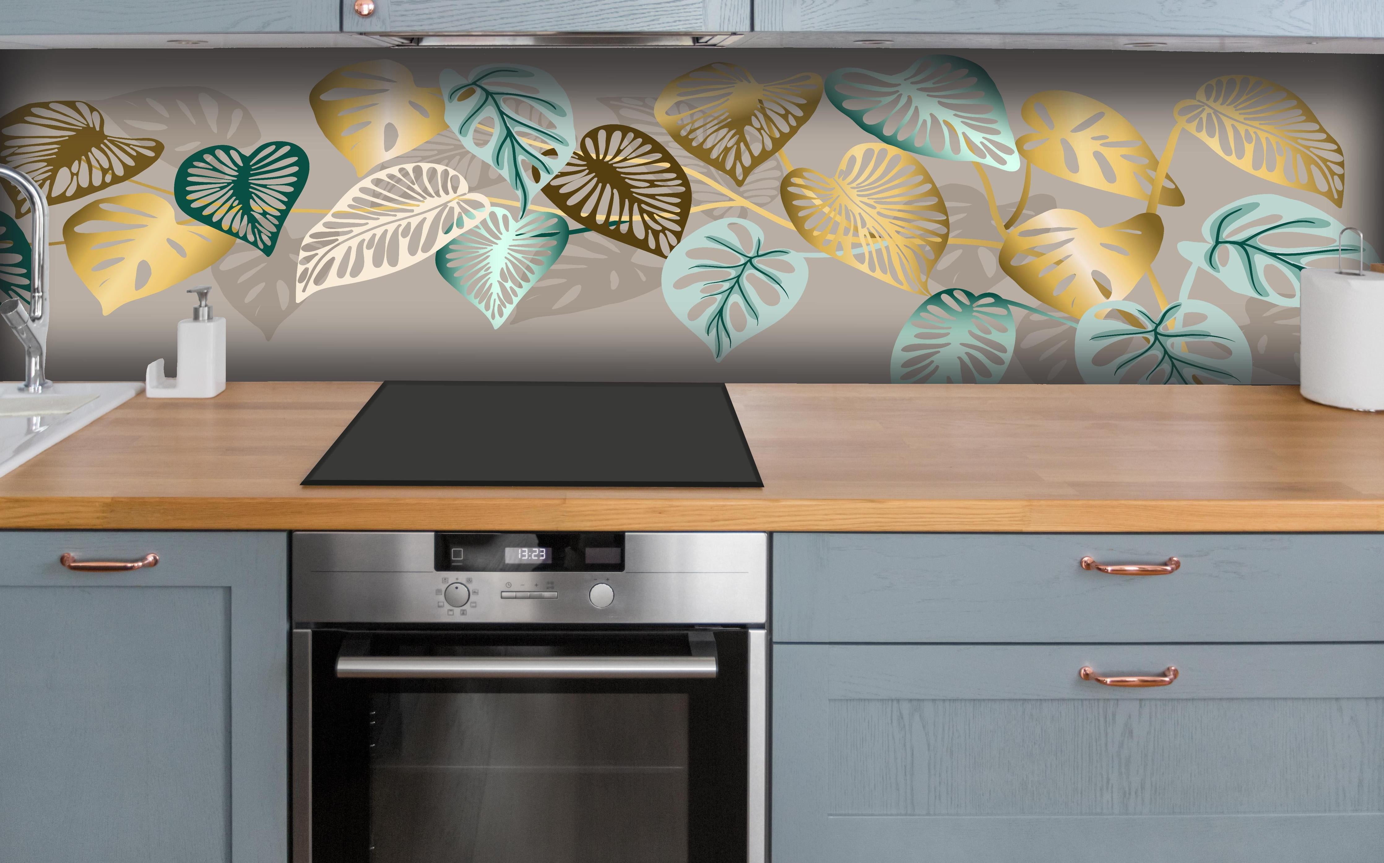 Küche - Elegantes Muster mit Gold-Mint Blättern hinter weißen Hochglanz-Küchenregalen und schwarzem Wasserhahn