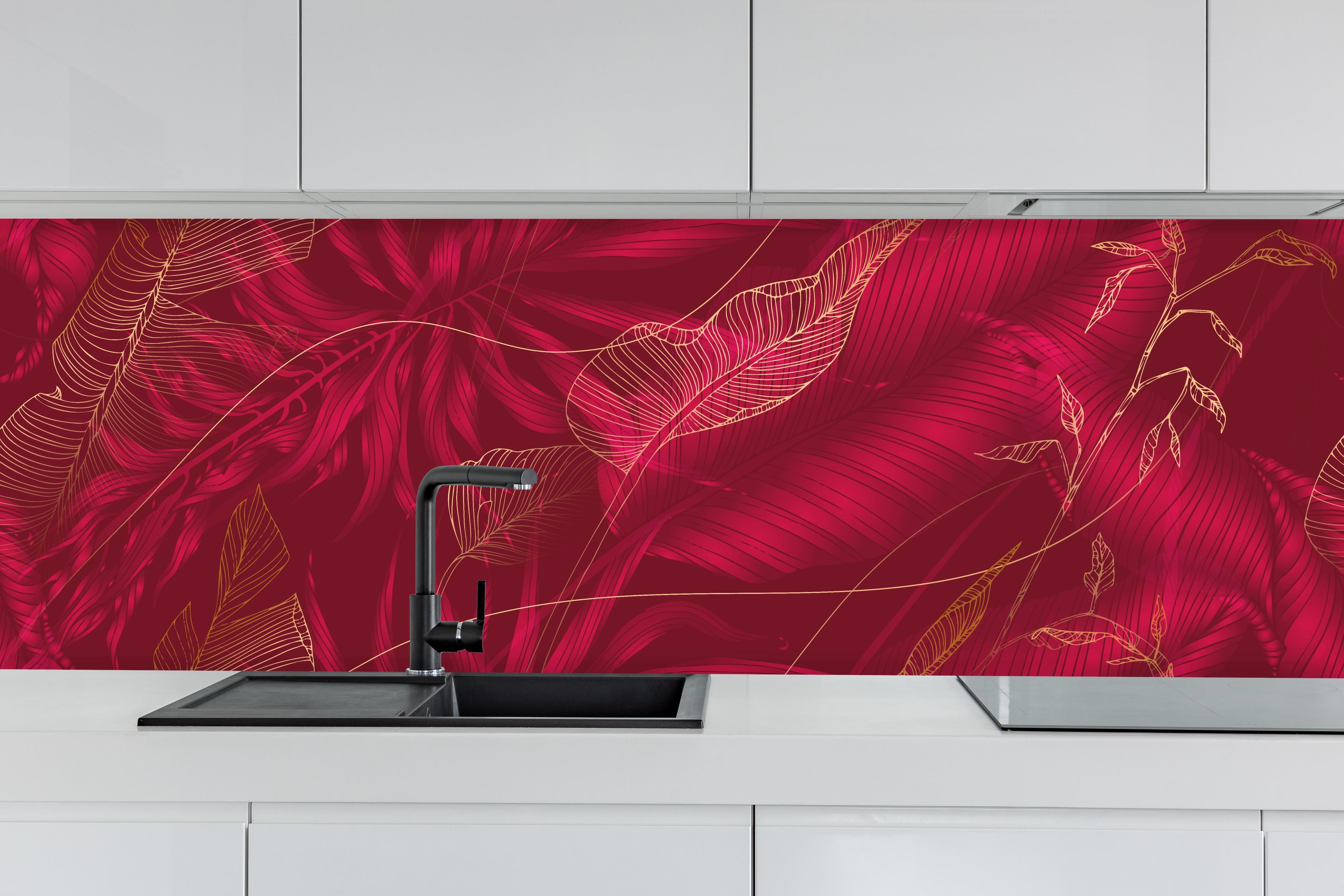 Küche - Elegantes Rot mit floralem Linienkunst-Muster hinter weißen Hochglanz-Küchenregalen und schwarzem Wasserhahn