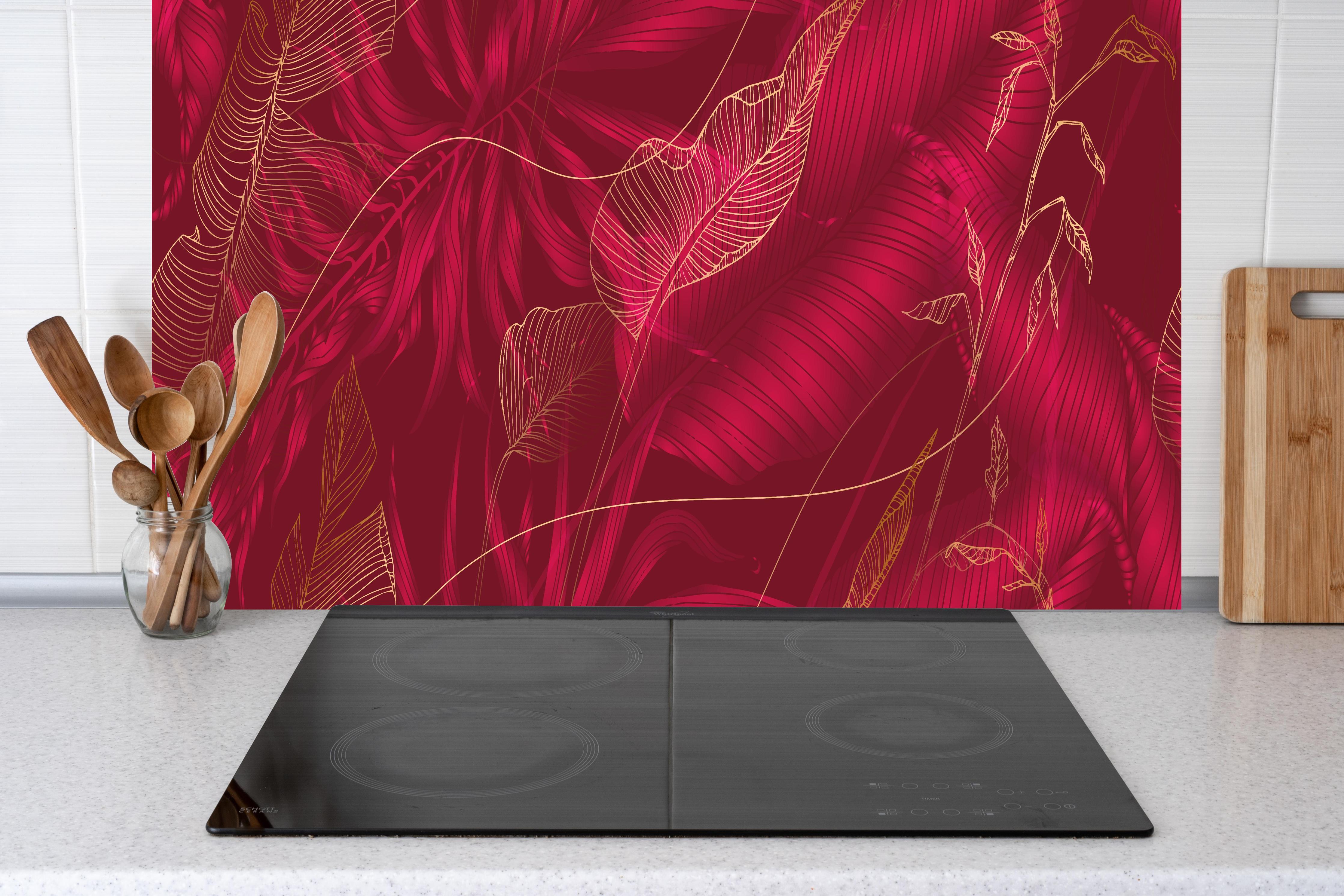 Küche - Elegantes Rot mit floralem Linienkunst-Muster hinter weißen Hochglanz-Küchenregalen und schwarzem Wasserhahn