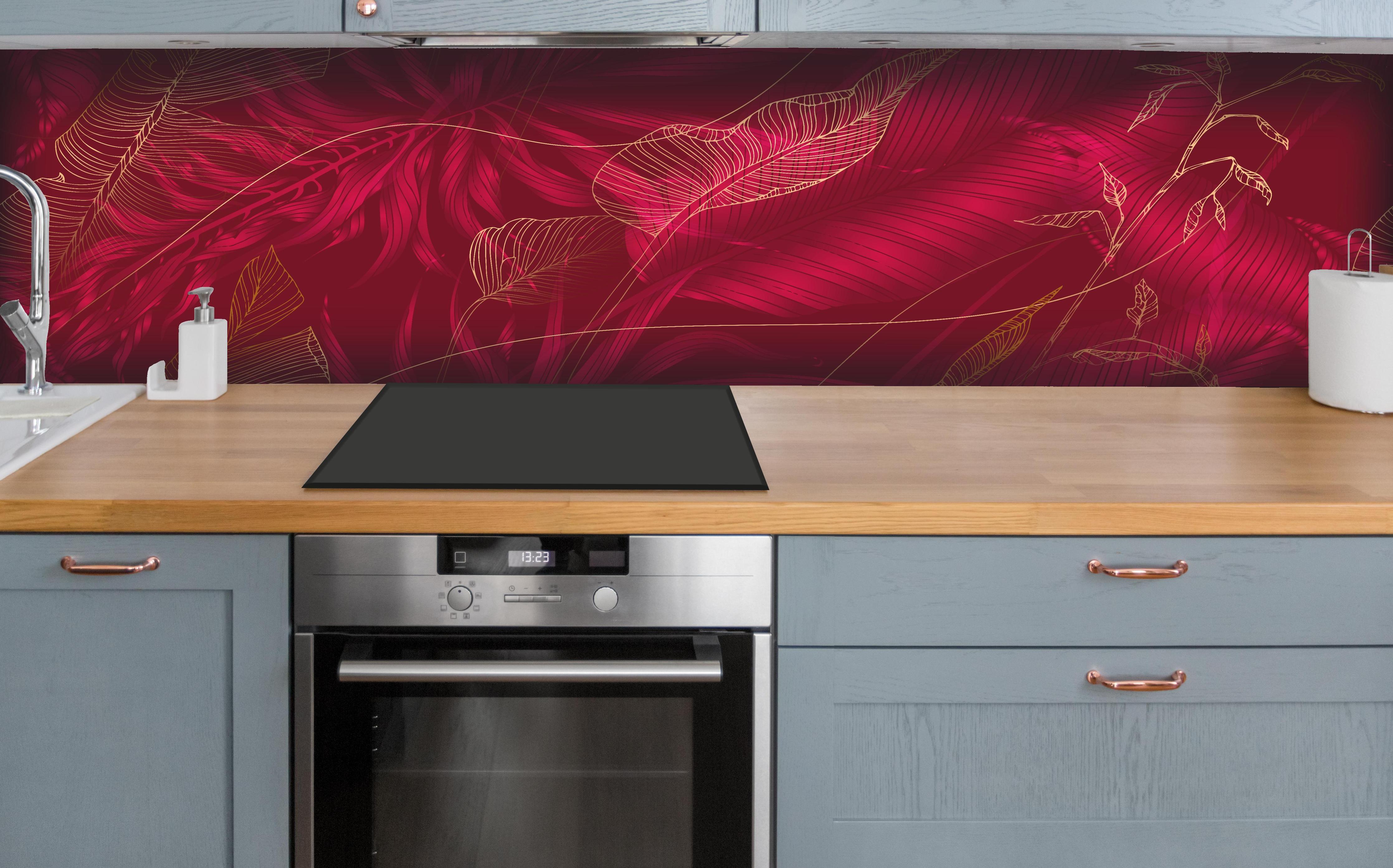 Küche - Elegantes Rot mit floralem Linienkunst-Muster hinter weißen Hochglanz-Küchenregalen und schwarzem Wasserhahn