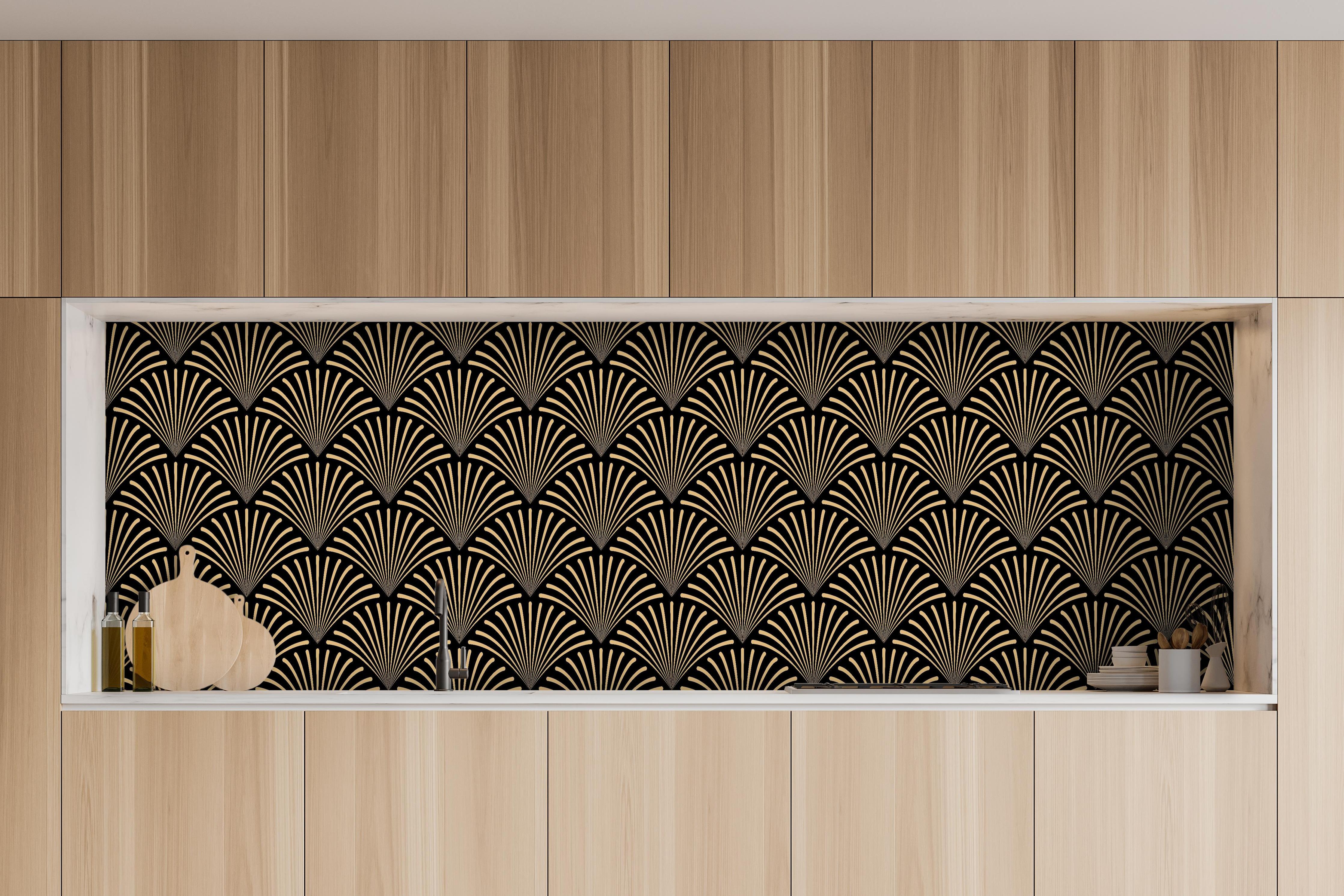 Küche - Elegantes Schwarz-Gold Wellen Design hinter weißen Hochglanz-Küchenregalen und schwarzem Wasserhahn