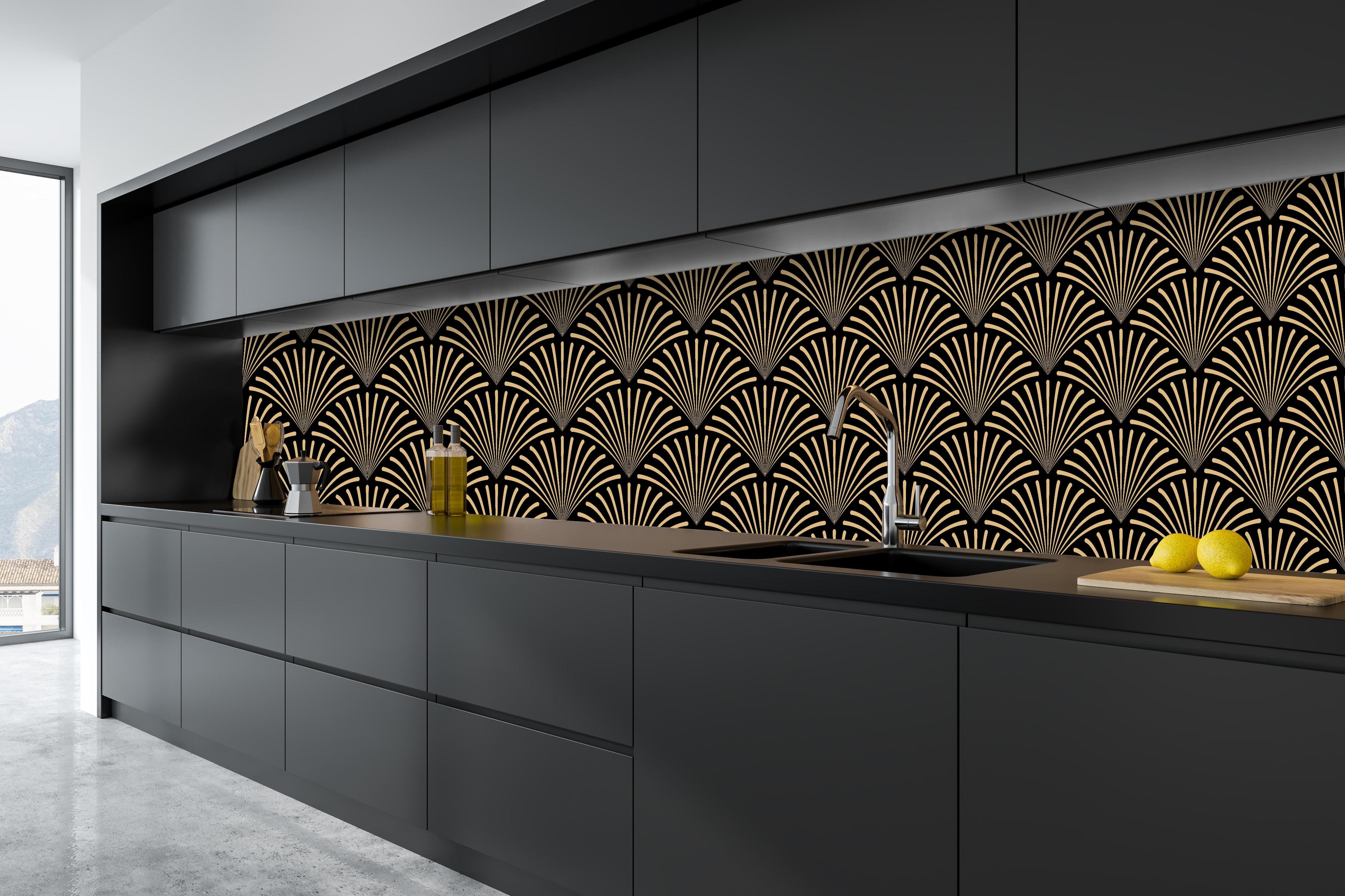 Küche - Elegantes Schwarz-Gold Wellen Design hinter weißen Hochglanz-Küchenregalen und schwarzem Wasserhahn