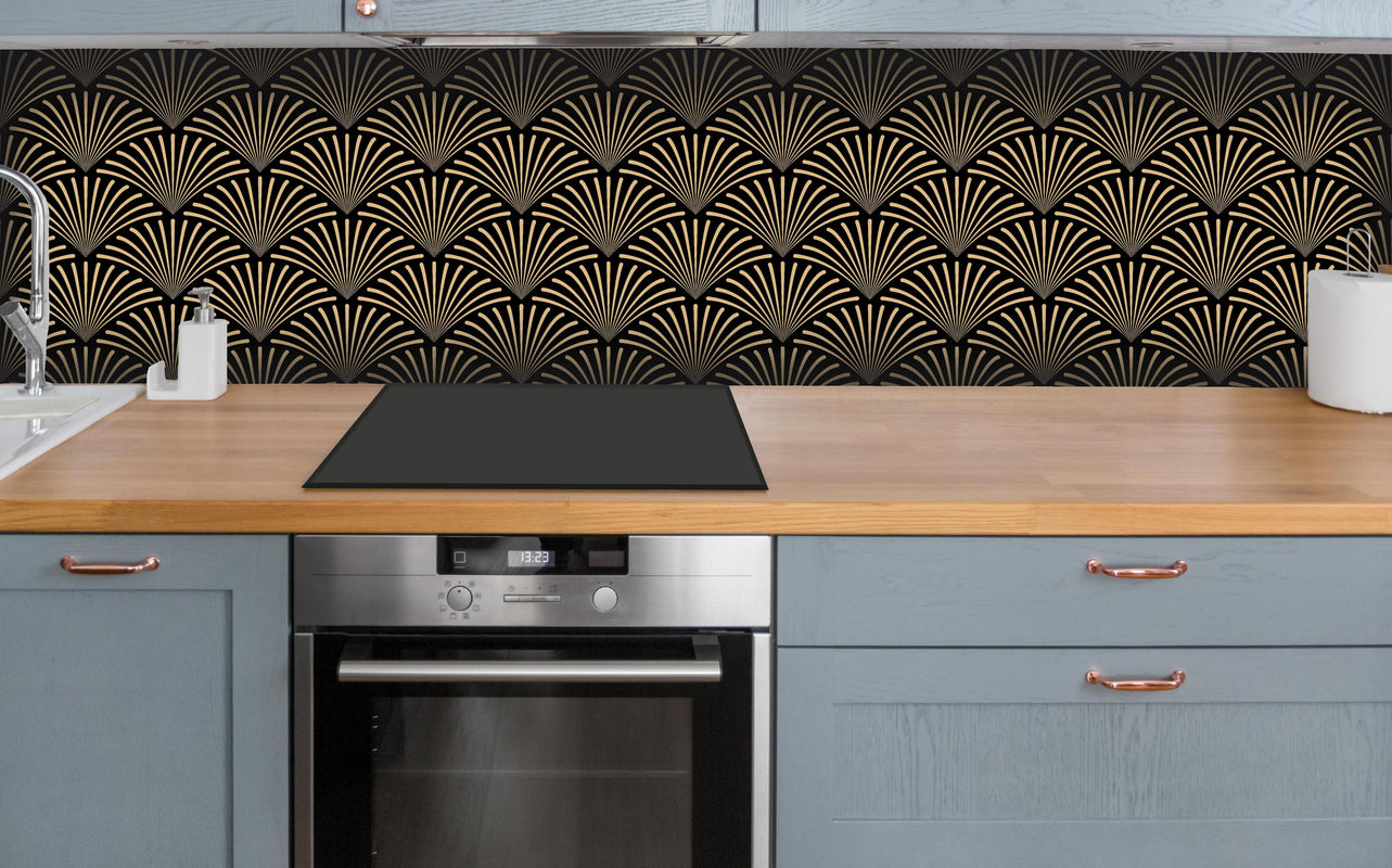 Küche - Elegantes Schwarz-Gold Wellen Design hinter weißen Hochglanz-Küchenregalen und schwarzem Wasserhahn