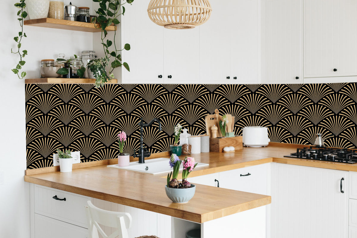 Küche - Elegantes Schwarz-Gold Wellen Design hinter weißen Hochglanz-Küchenregalen und schwarzem Wasserhahn