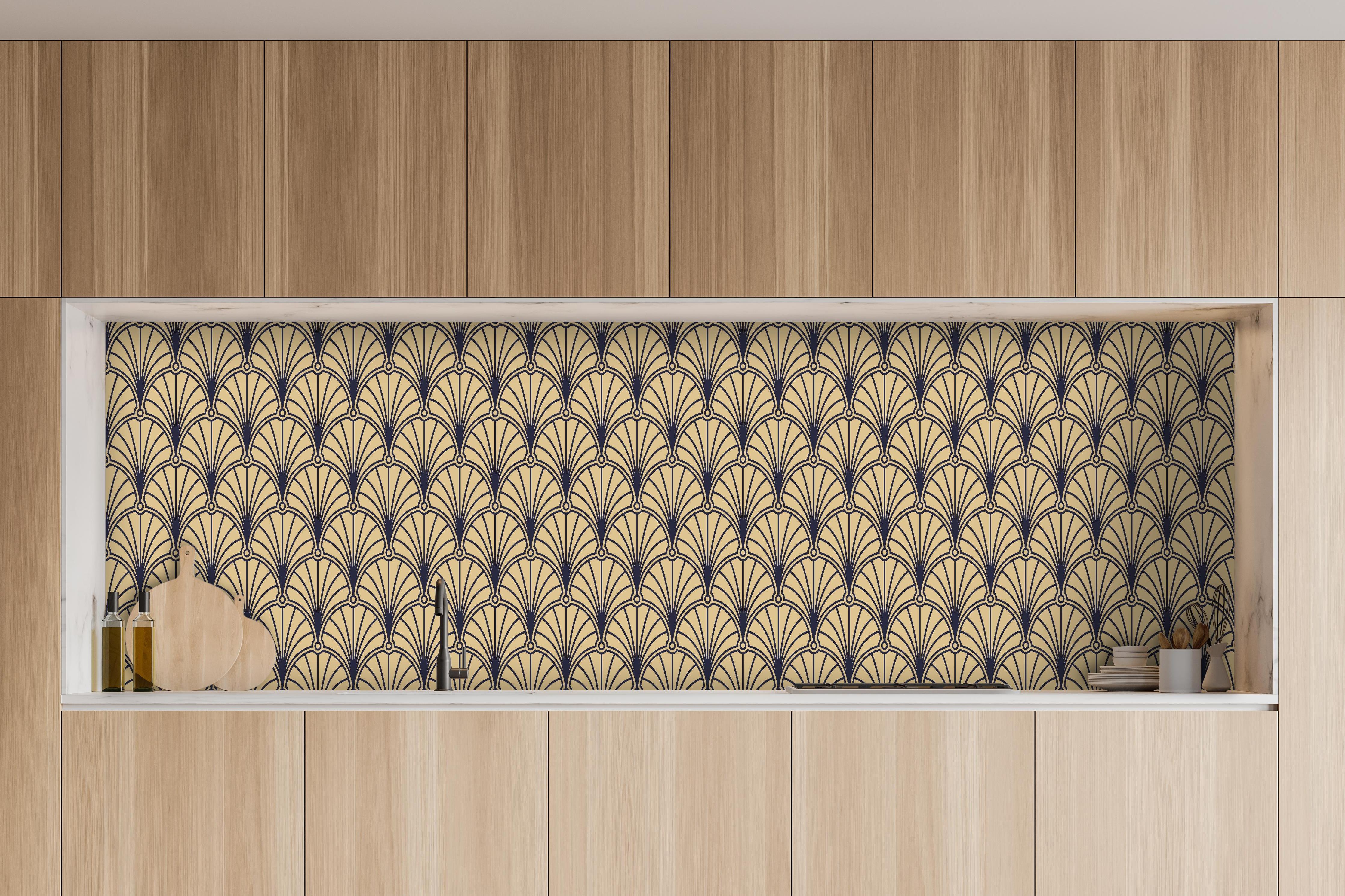 Küche - Elegantes Sepia Muster Design hinter weißen Hochglanz-Küchenregalen und schwarzem Wasserhahn
