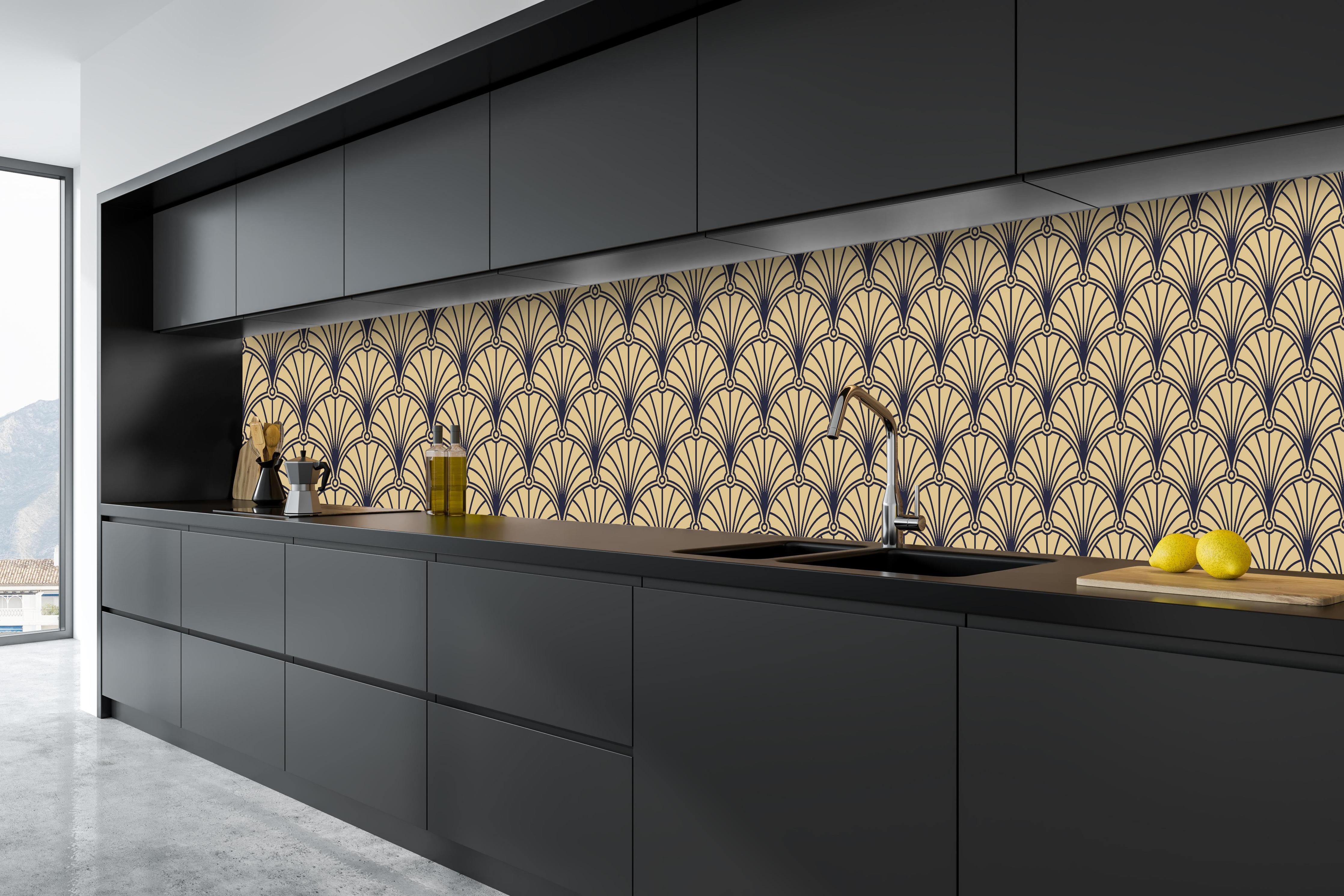 Küche - Elegantes Sepia Muster Design hinter weißen Hochglanz-Küchenregalen und schwarzem Wasserhahn