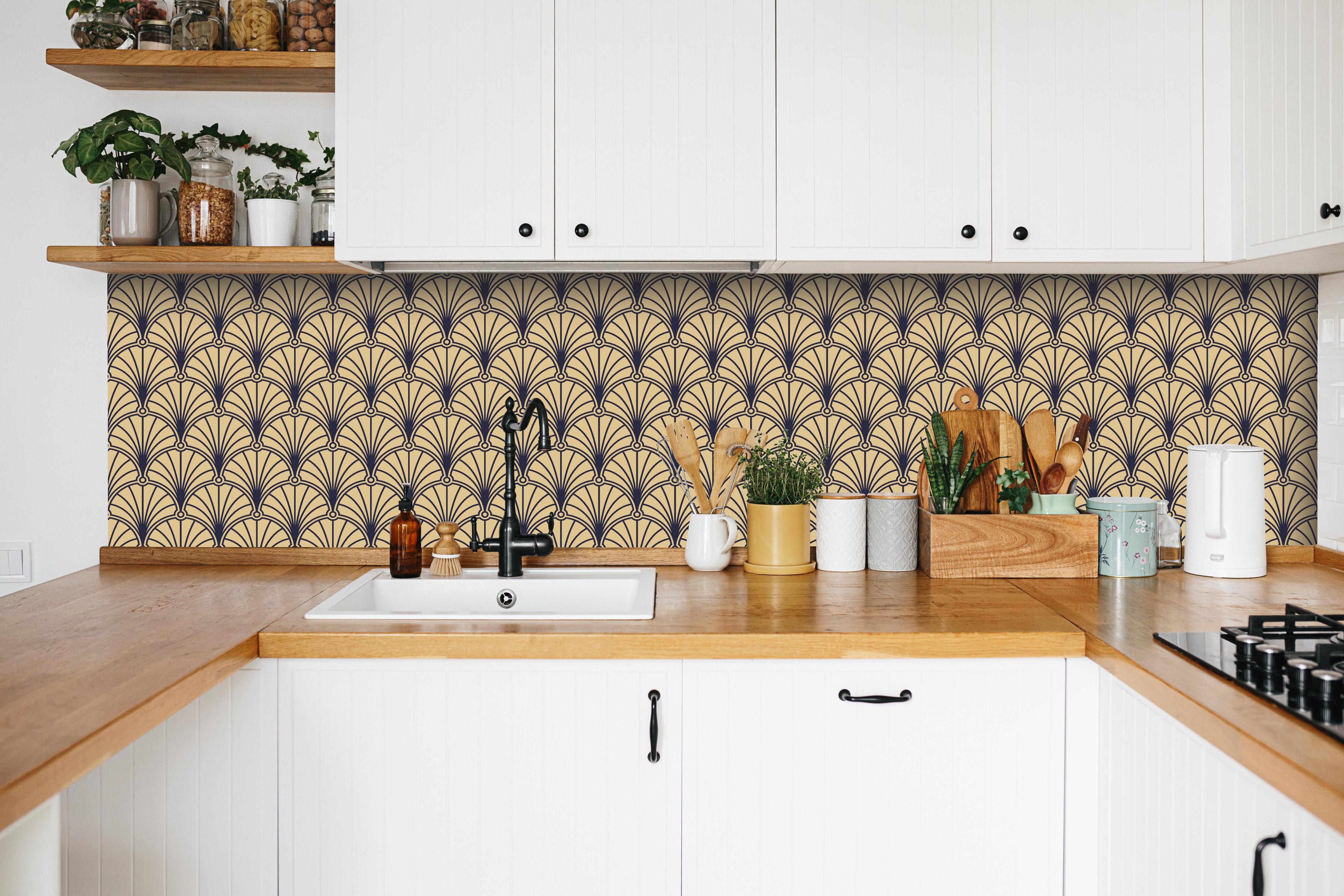 Küche - Elegantes Sepia Muster Design hinter weißen Hochglanz-Küchenregalen und schwarzem Wasserhahn