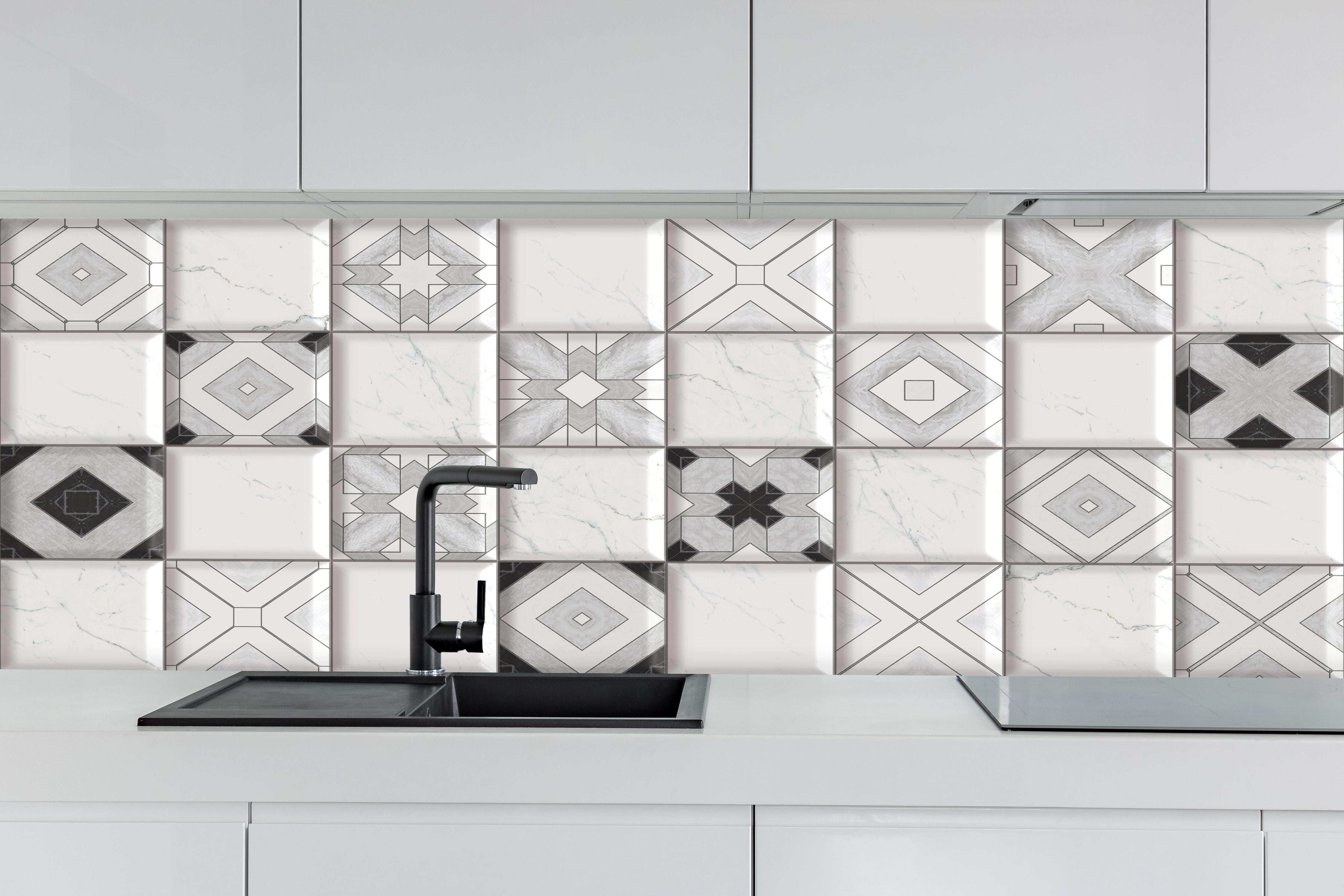 Küche - Elegantes Weiß-Grau Fliesendesign Abstrakt hinter weißen Hochglanz-Küchenregalen und schwarzem Wasserhahn
