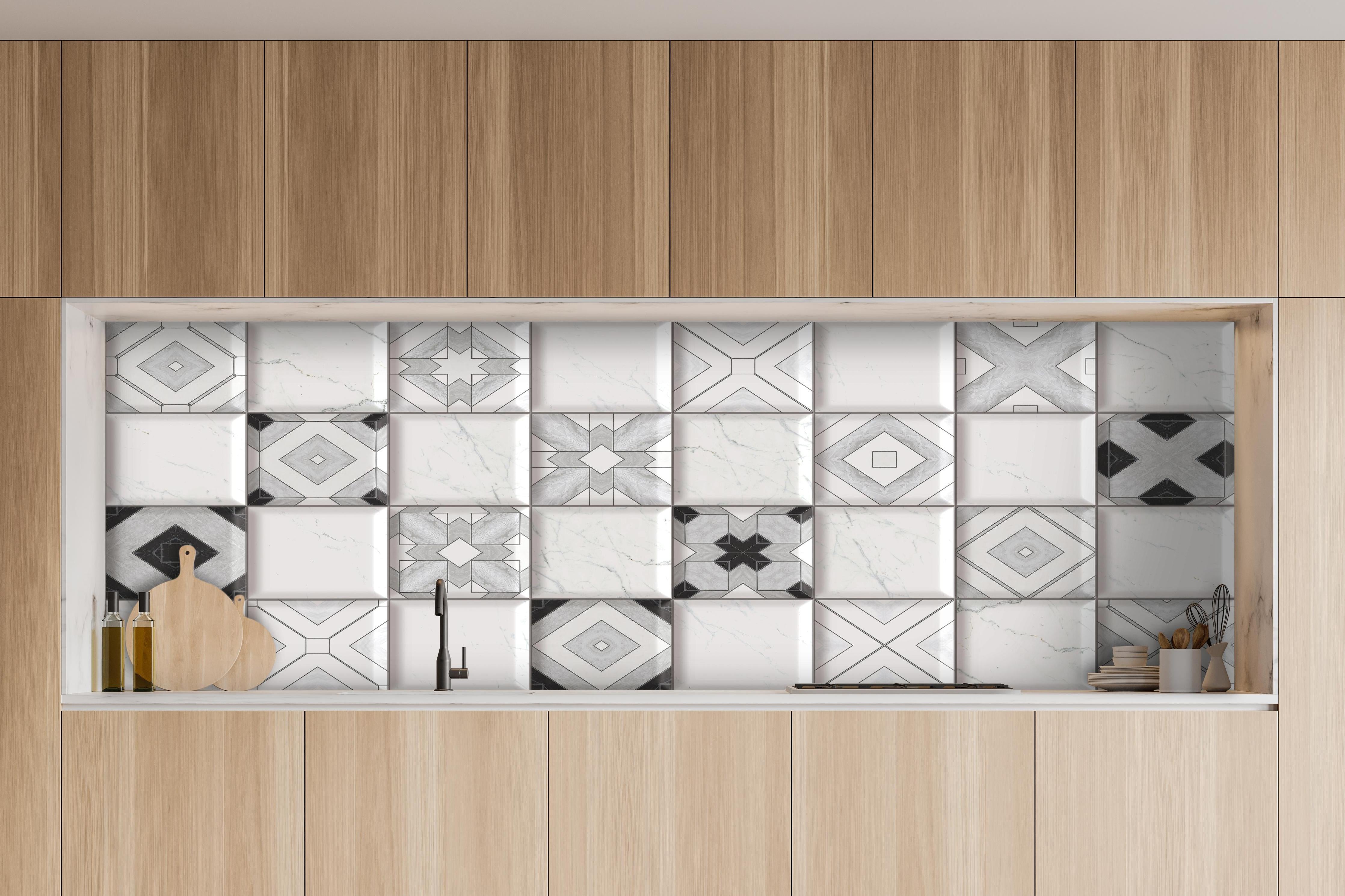 Küche - Elegantes Weiß-Grau Fliesendesign Abstrakt hinter weißen Hochglanz-Küchenregalen und schwarzem Wasserhahn