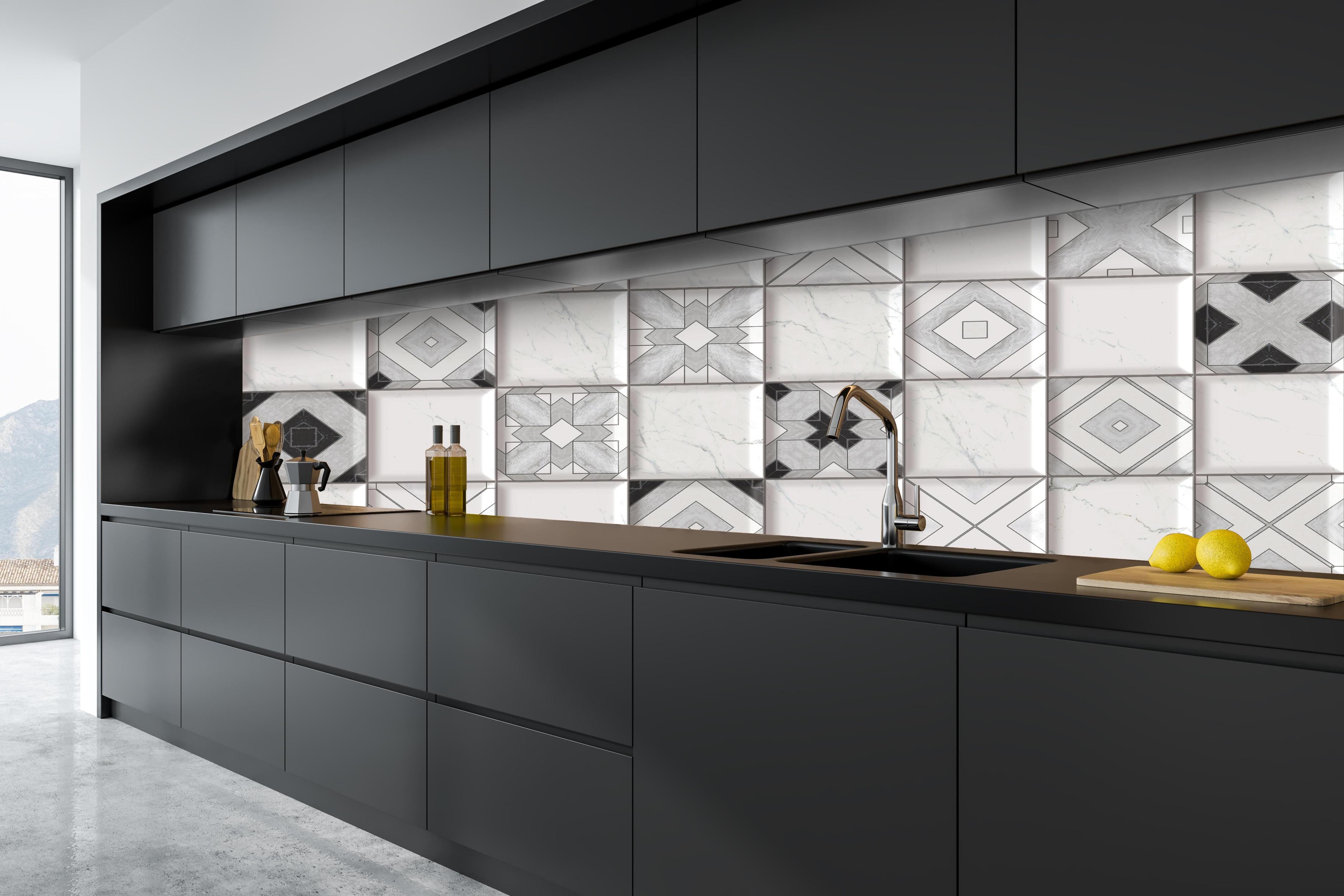 Küche - Elegantes Weiß-Grau Fliesendesign Abstrakt hinter weißen Hochglanz-Küchenregalen und schwarzem Wasserhahn