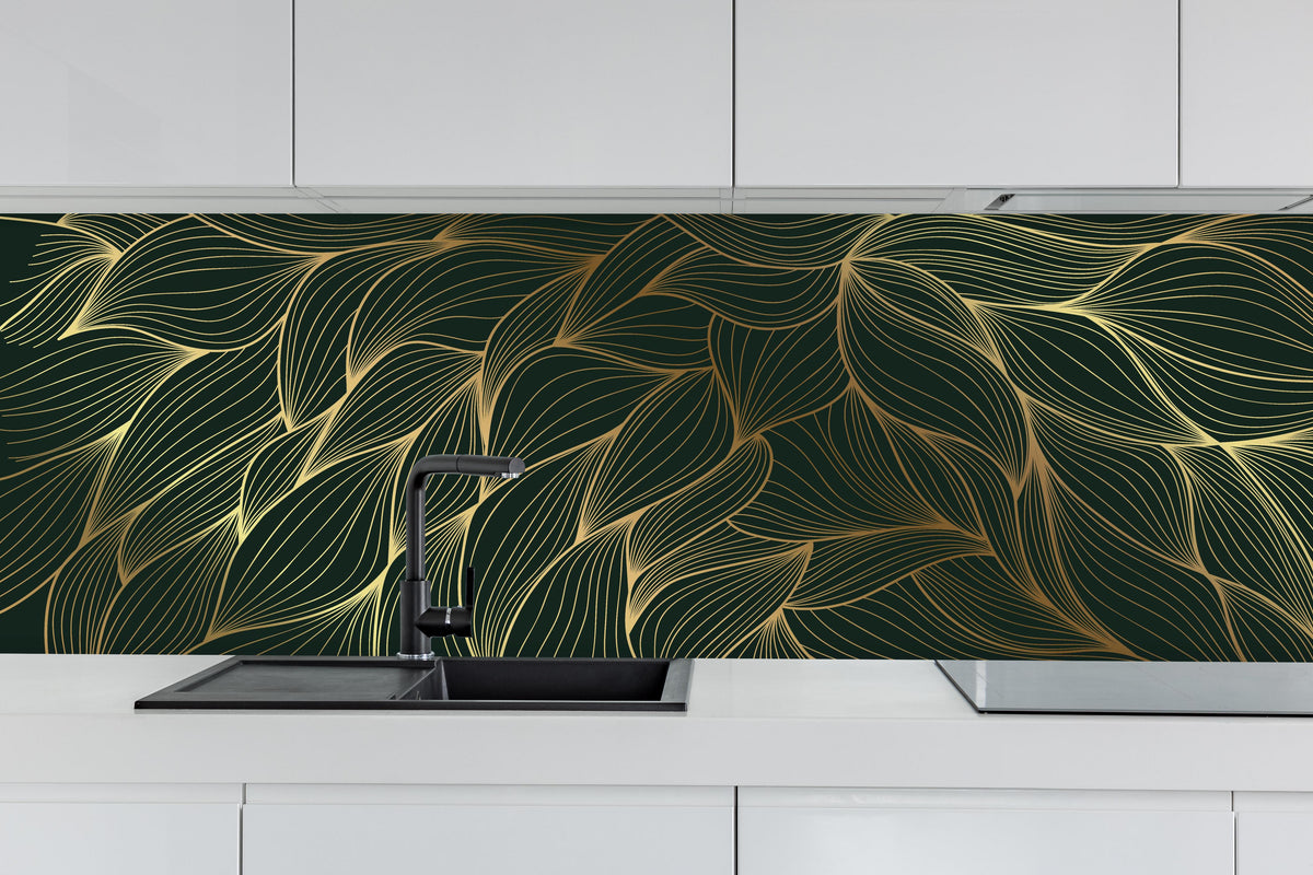 Küche - Elegantes Wellenmuster in Gold und Dunkelgrün hinter weißen Hochglanz-Küchenregalen und schwarzem Wasserhahn