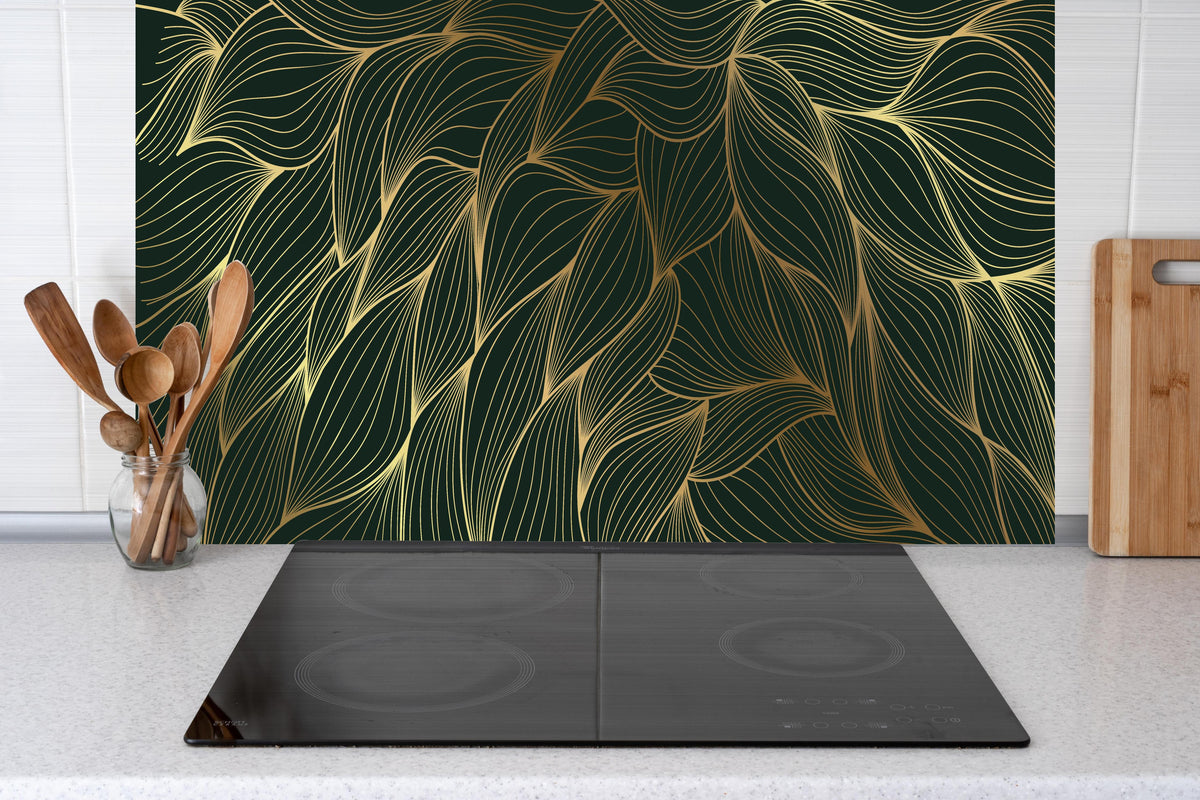 Küche - Elegantes Wellenmuster in Gold und Dunkelgrün hinter weißen Hochglanz-Küchenregalen und schwarzem Wasserhahn
