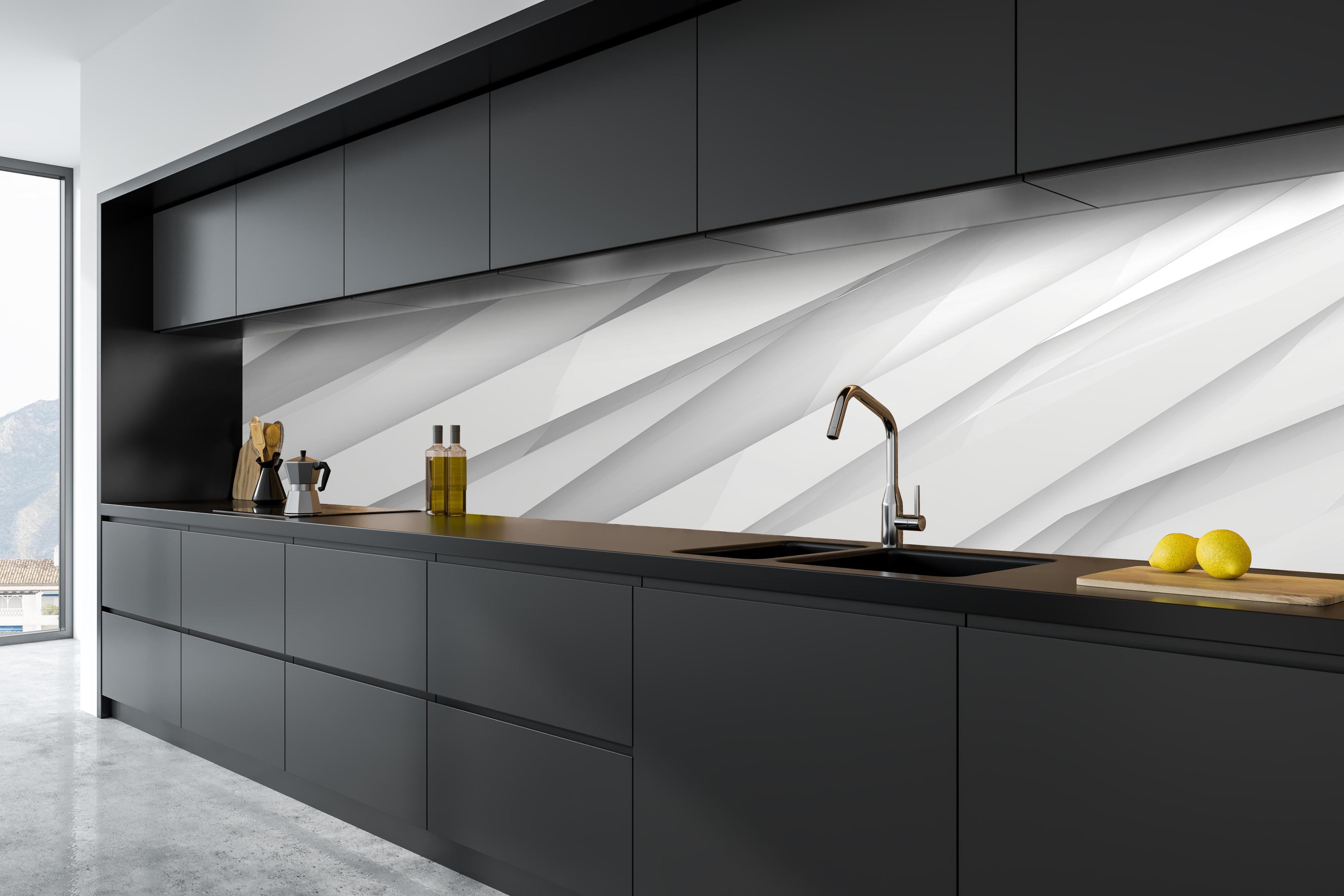 Küche - Elegantes abstraktes Weiß und Grau Muster hinter weißen Hochglanz-Küchenregalen und schwarzem Wasserhahn
