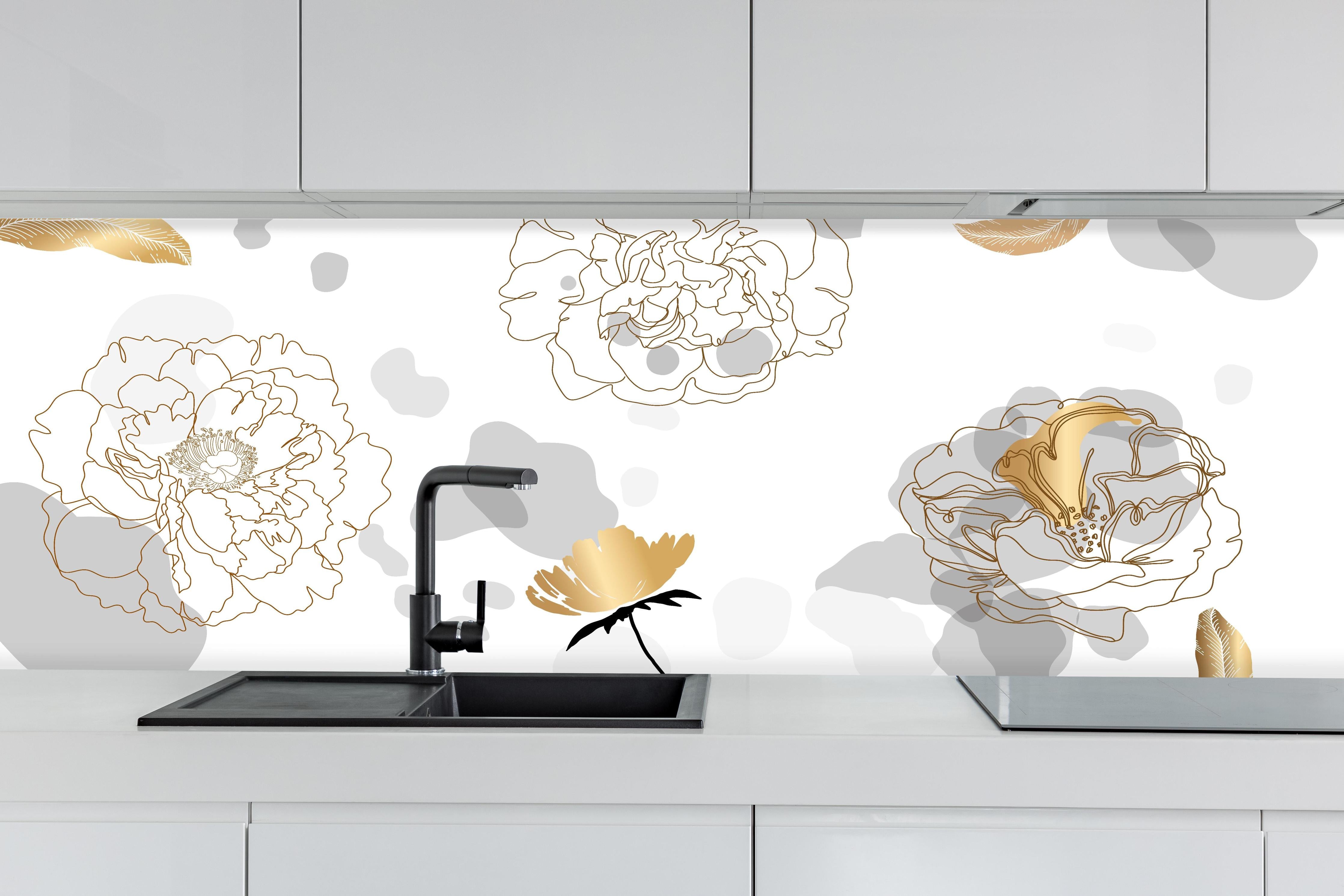 Küche - Elegantes florales Muster in Goldweiß hinter weißen Hochglanz-Küchenregalen und schwarzem Wasserhahn