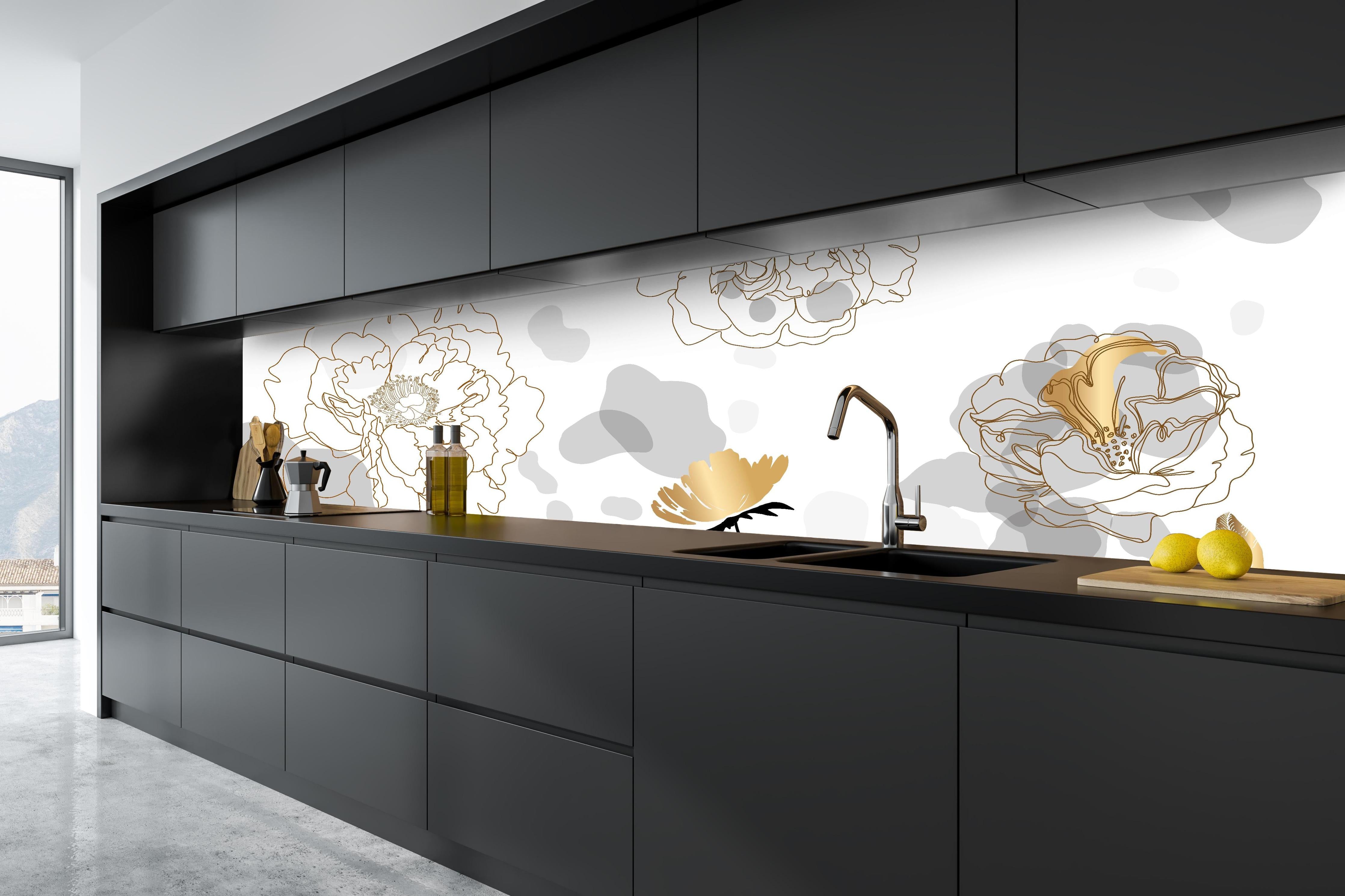 Küche - Elegantes florales Muster in Goldweiß hinter weißen Hochglanz-Küchenregalen und schwarzem Wasserhahn