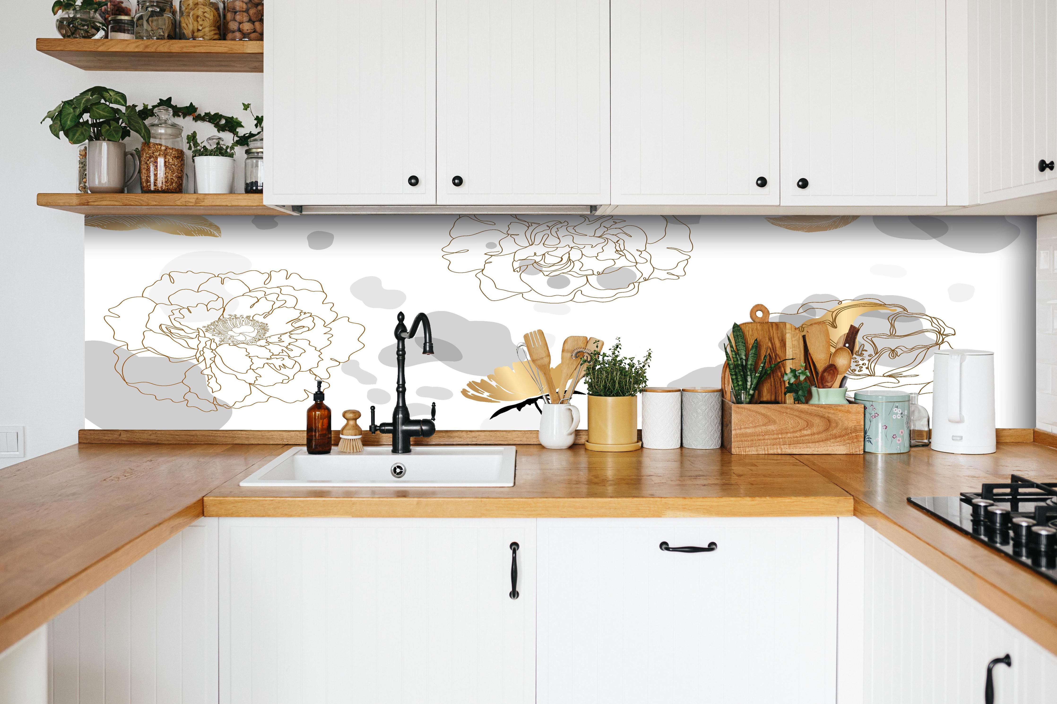 Küche - Elegantes florales Muster in Goldweiß hinter weißen Hochglanz-Küchenregalen und schwarzem Wasserhahn