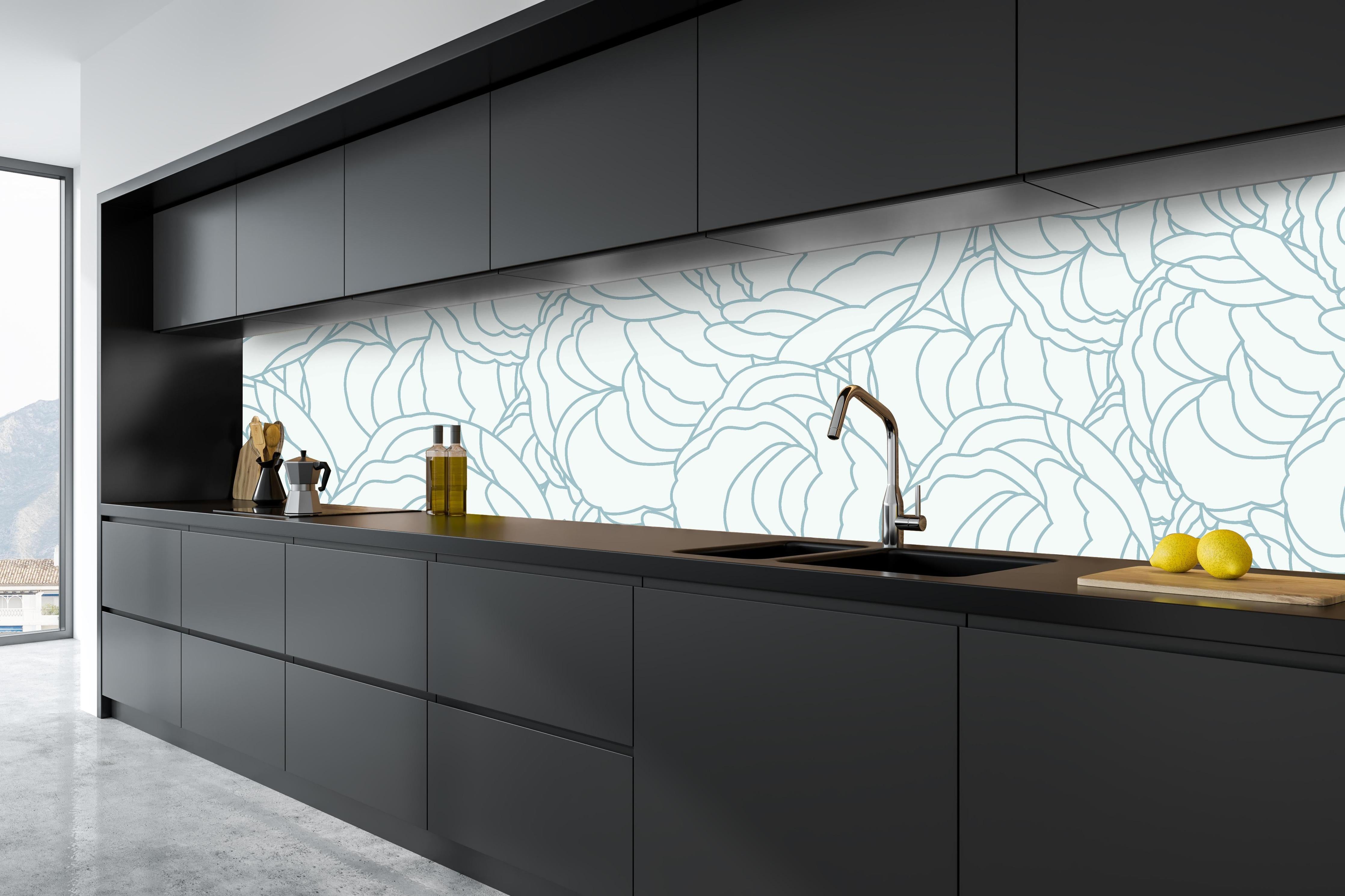 Küche - Elegantes grau-weißes Rosen-Muster Design hinter weißen Hochglanz-Küchenregalen und schwarzem Wasserhahn