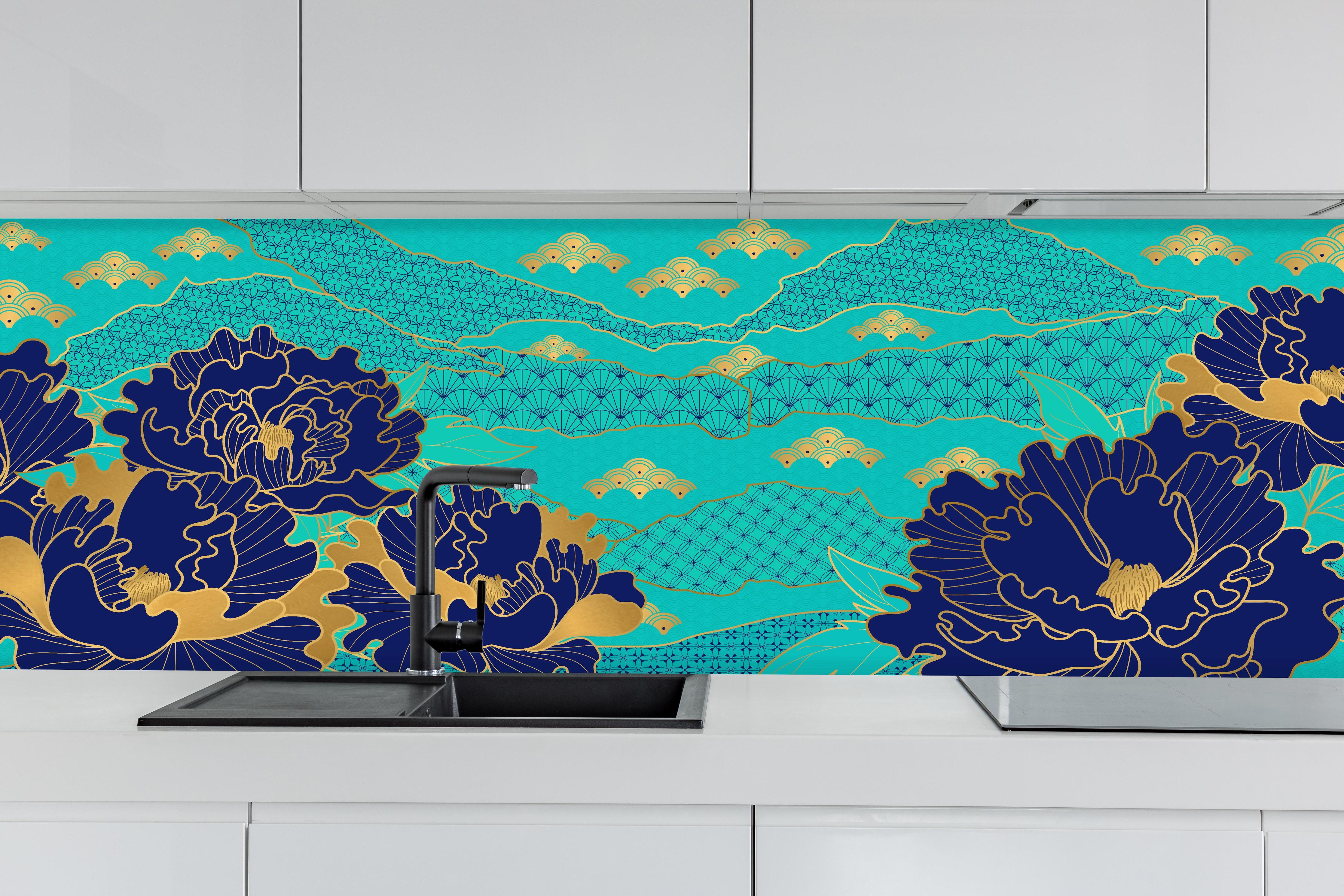 Küche - Exotische Blumenmuster in Türkis und Blau hinter weißen Hochglanz-Küchenregalen und schwarzem Wasserhahn
