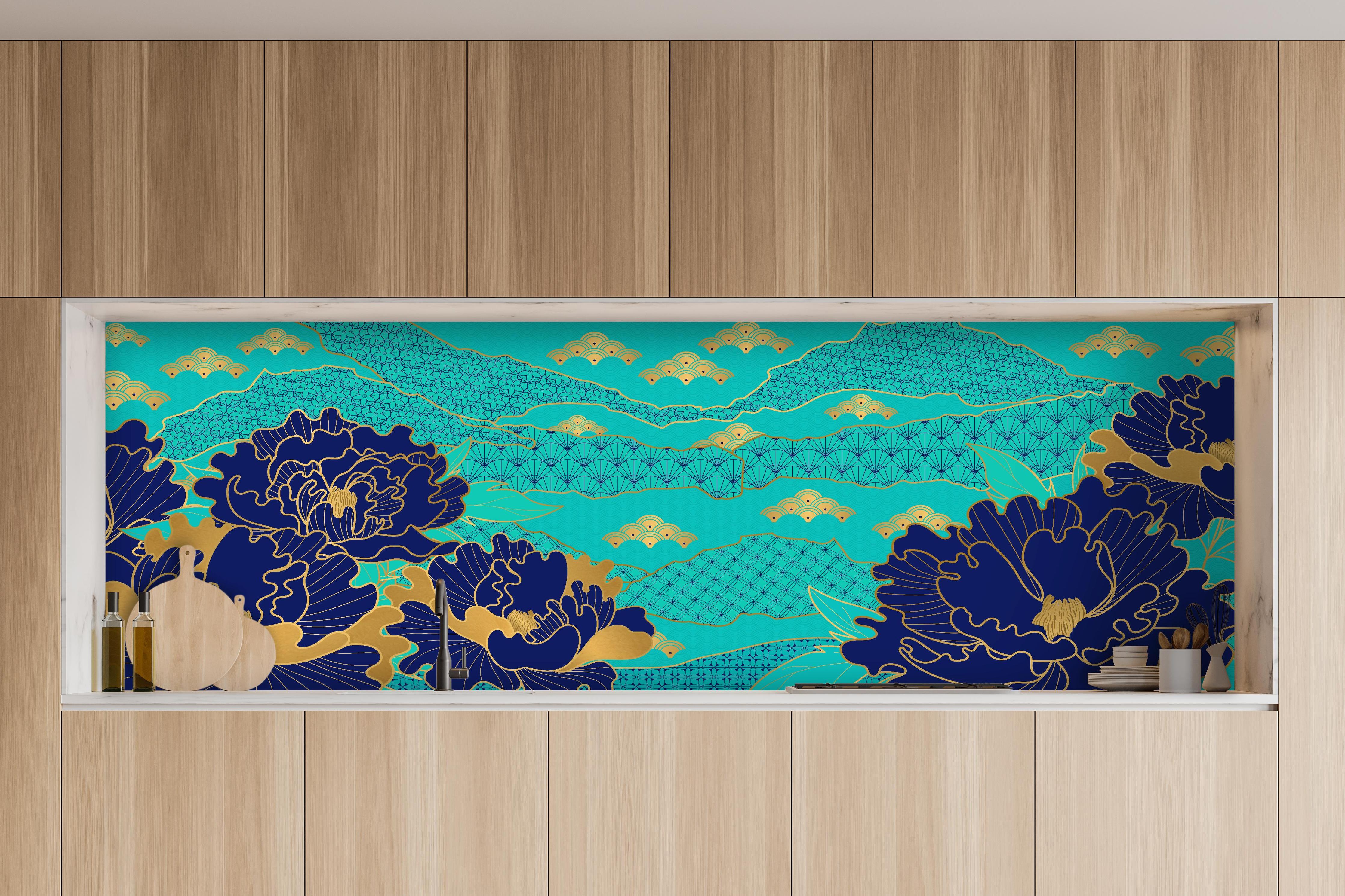 Küche - Exotische Blumenmuster in Türkis und Blau hinter weißen Hochglanz-Küchenregalen und schwarzem Wasserhahn