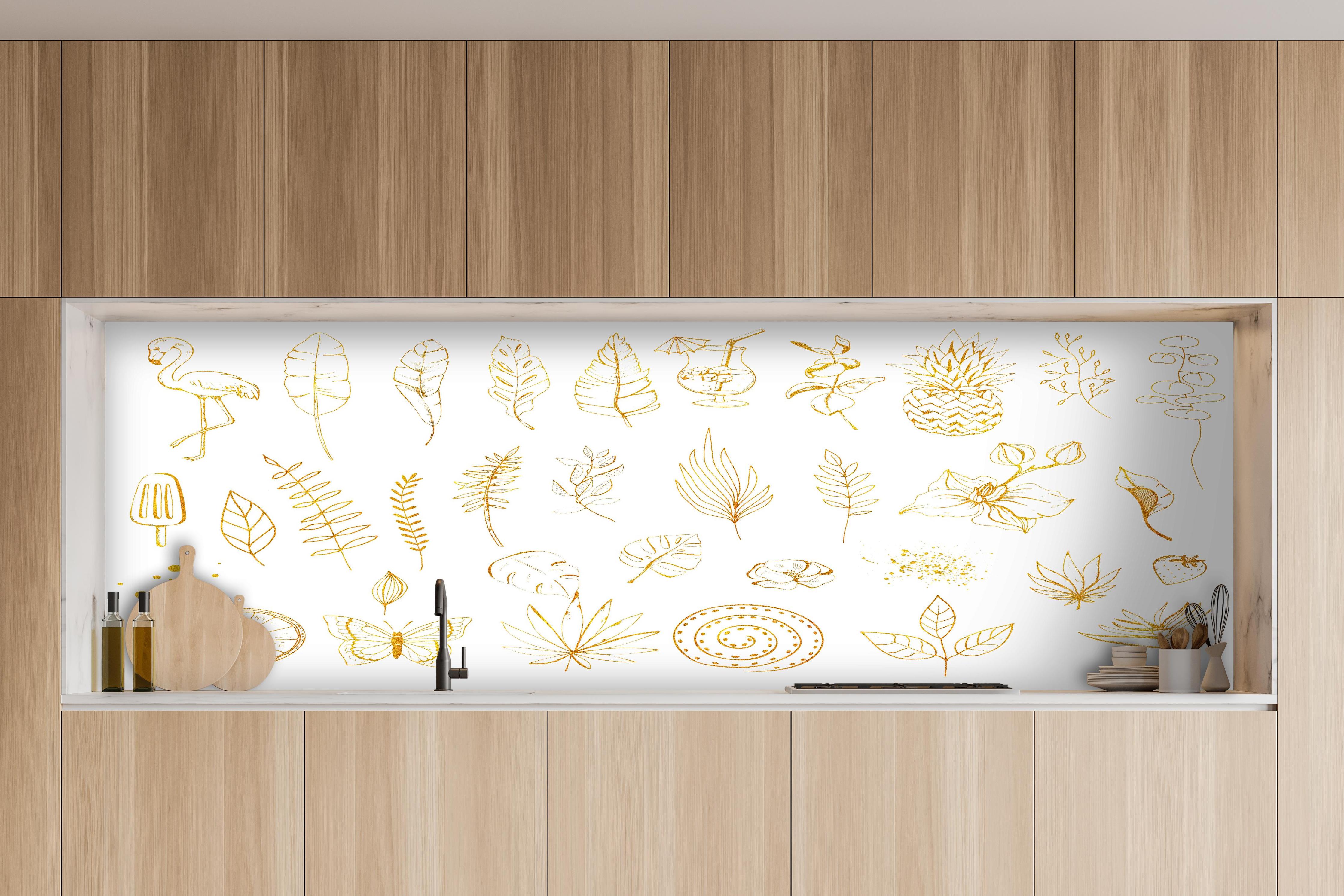 Küche - Exotische Motive - Zeichenmalerei hinter weißen Hochglanz-Küchenregalen und schwarzem Wasserhahn