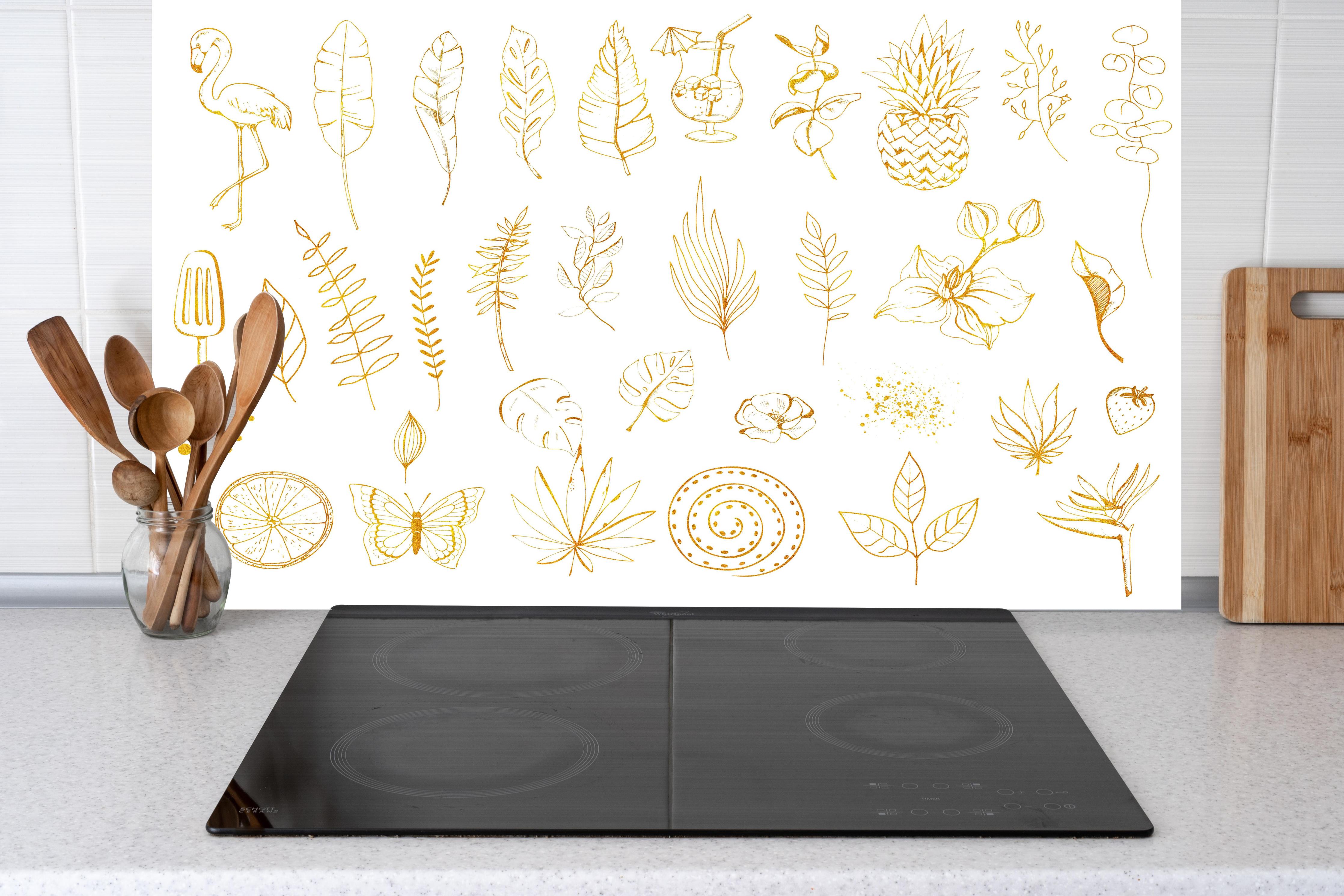 Küche - Exotische Motive - Zeichenmalerei hinter weißen Hochglanz-Küchenregalen und schwarzem Wasserhahn