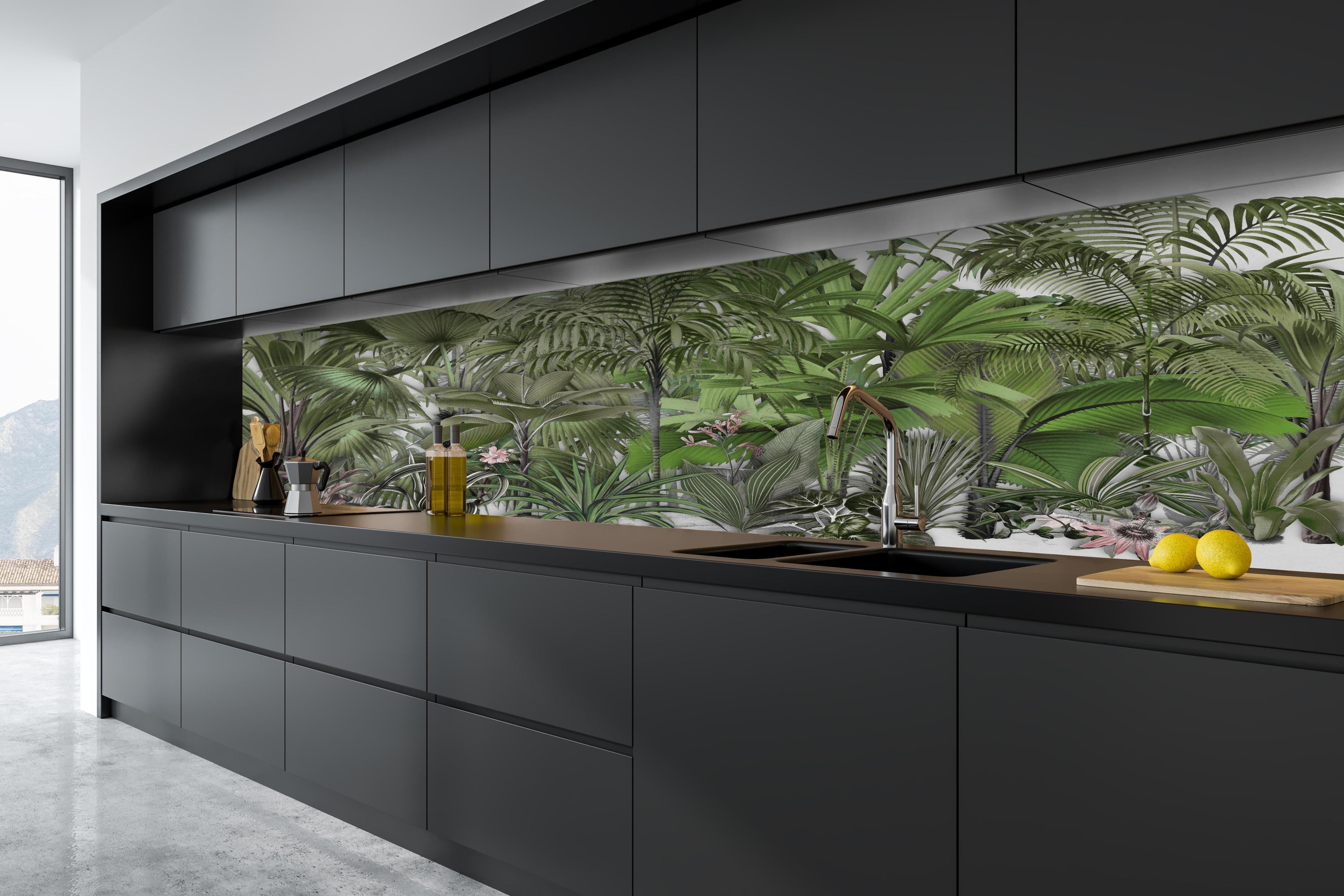 Küche - Exotische Sträuche hinter weißen Hochglanz-Küchenregalen und schwarzem Wasserhahn