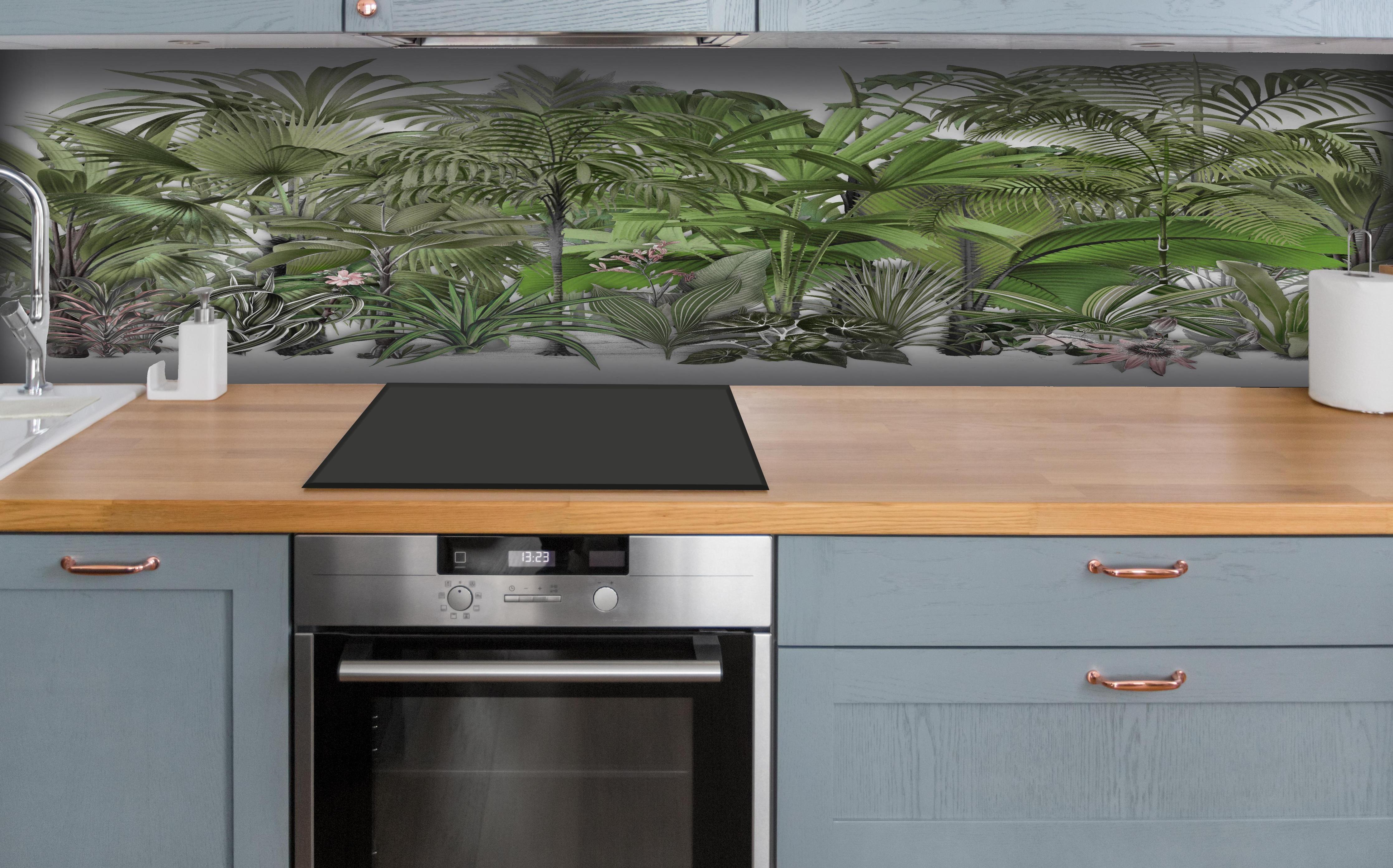 Küche - Exotische Sträuche hinter weißen Hochglanz-Küchenregalen und schwarzem Wasserhahn