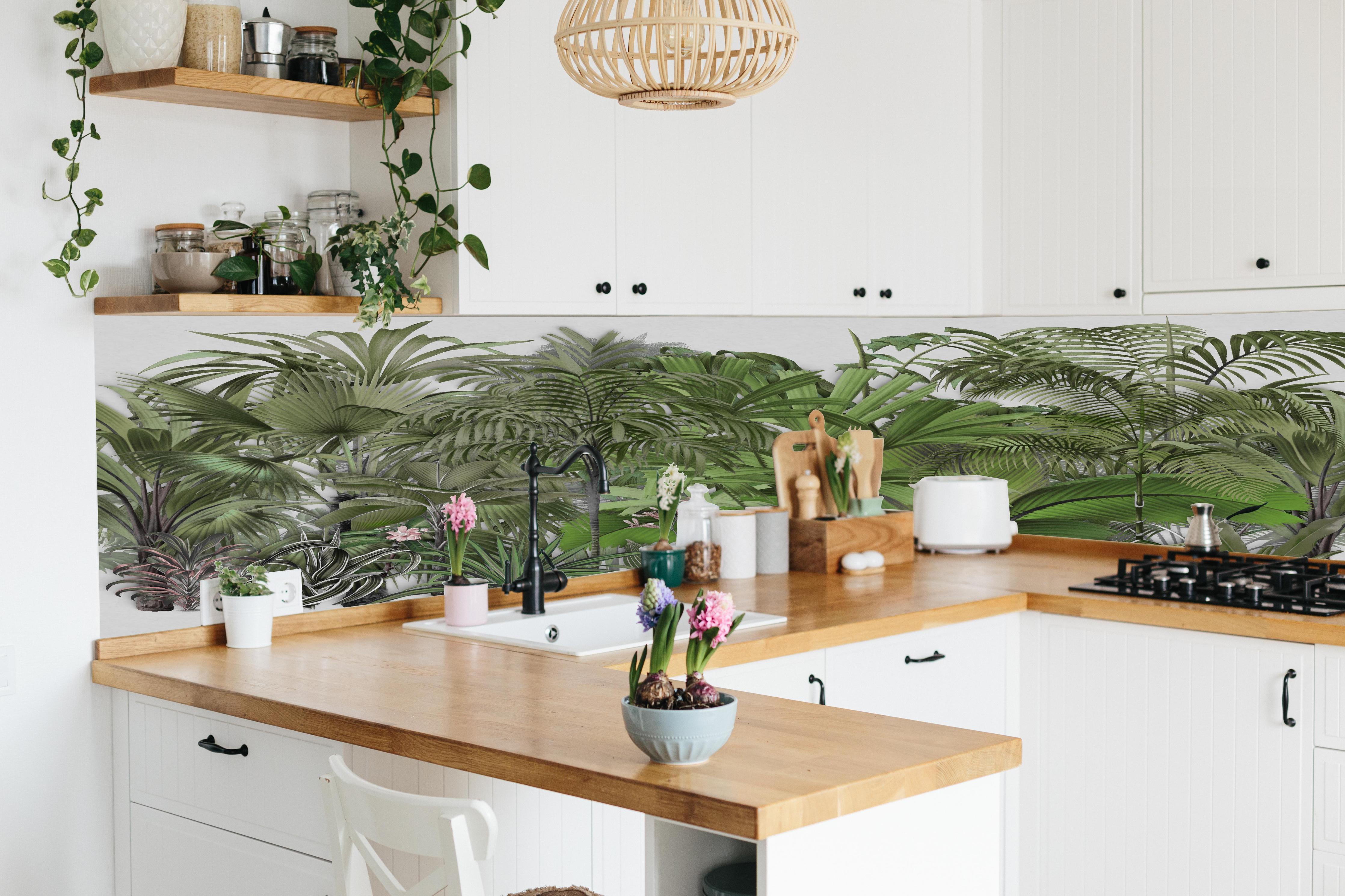 Küche - Exotische Sträuche hinter weißen Hochglanz-Küchenregalen und schwarzem Wasserhahn