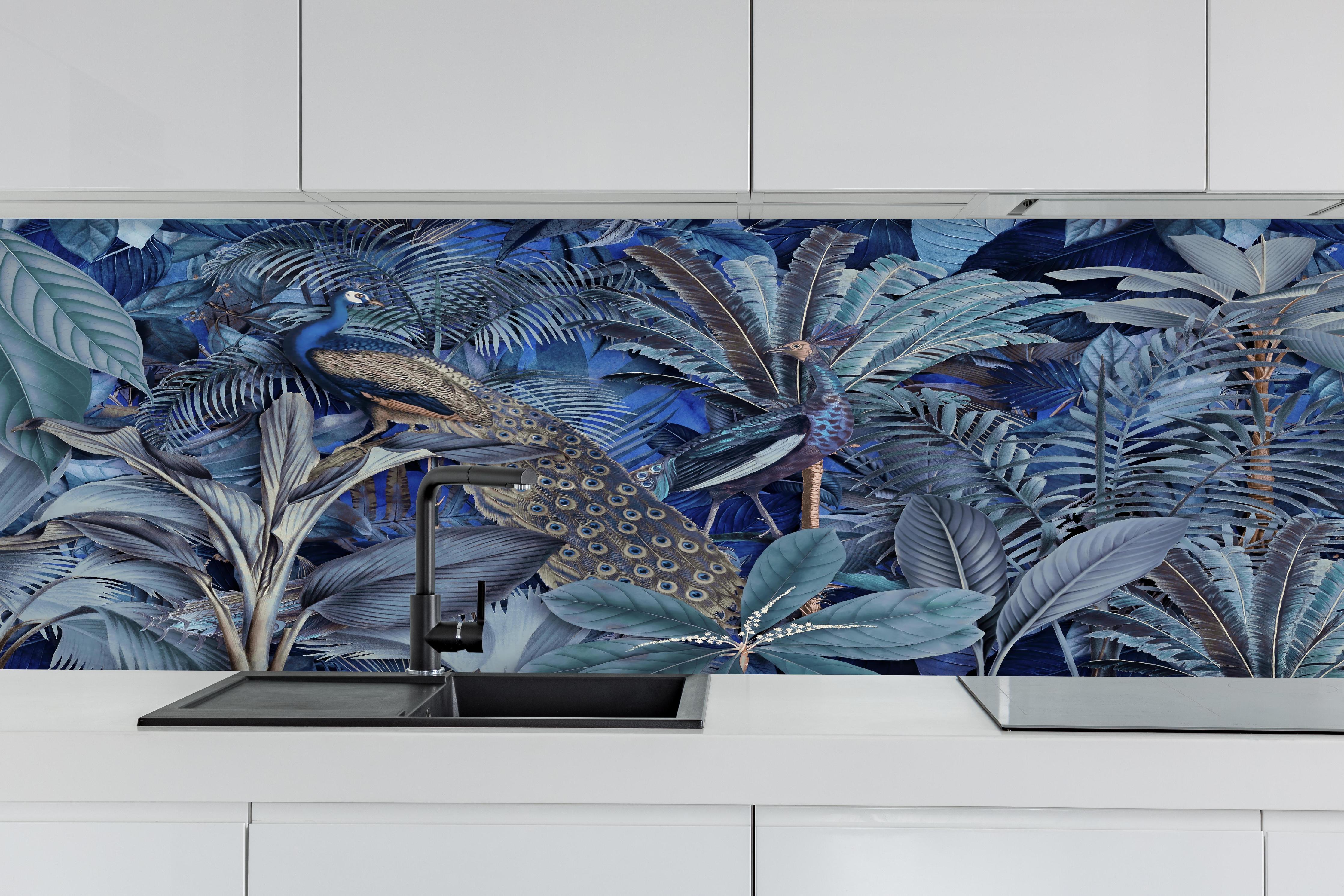 Küche - Exotischer Garten - Blaue Pfauen hinter weißen Hochglanz-Küchenregalen und schwarzem Wasserhahn