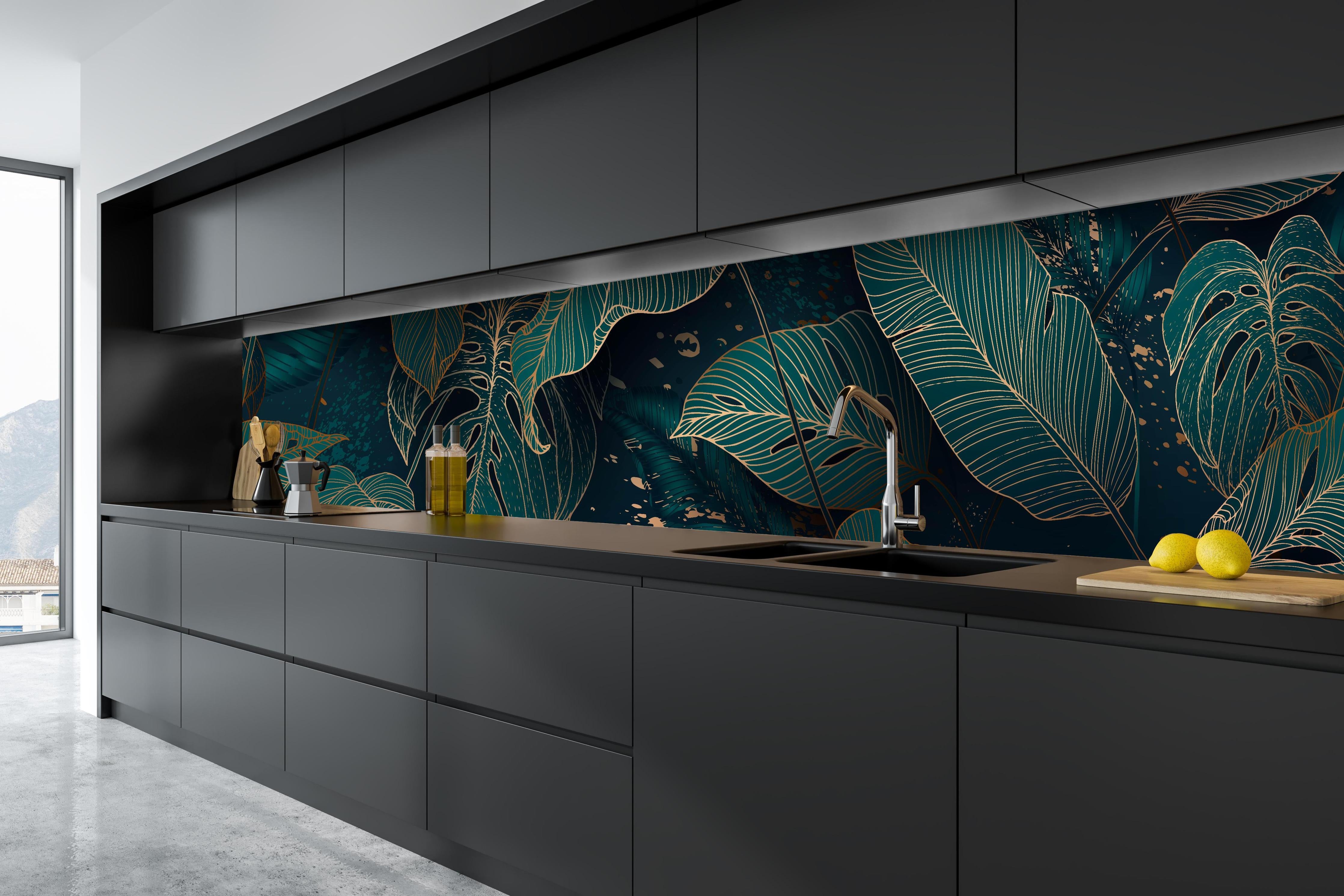 Küche - Exotisches Blattwerk Design in Dunkelgrün hinter weißen Hochglanz-Küchenregalen und schwarzem Wasserhahn