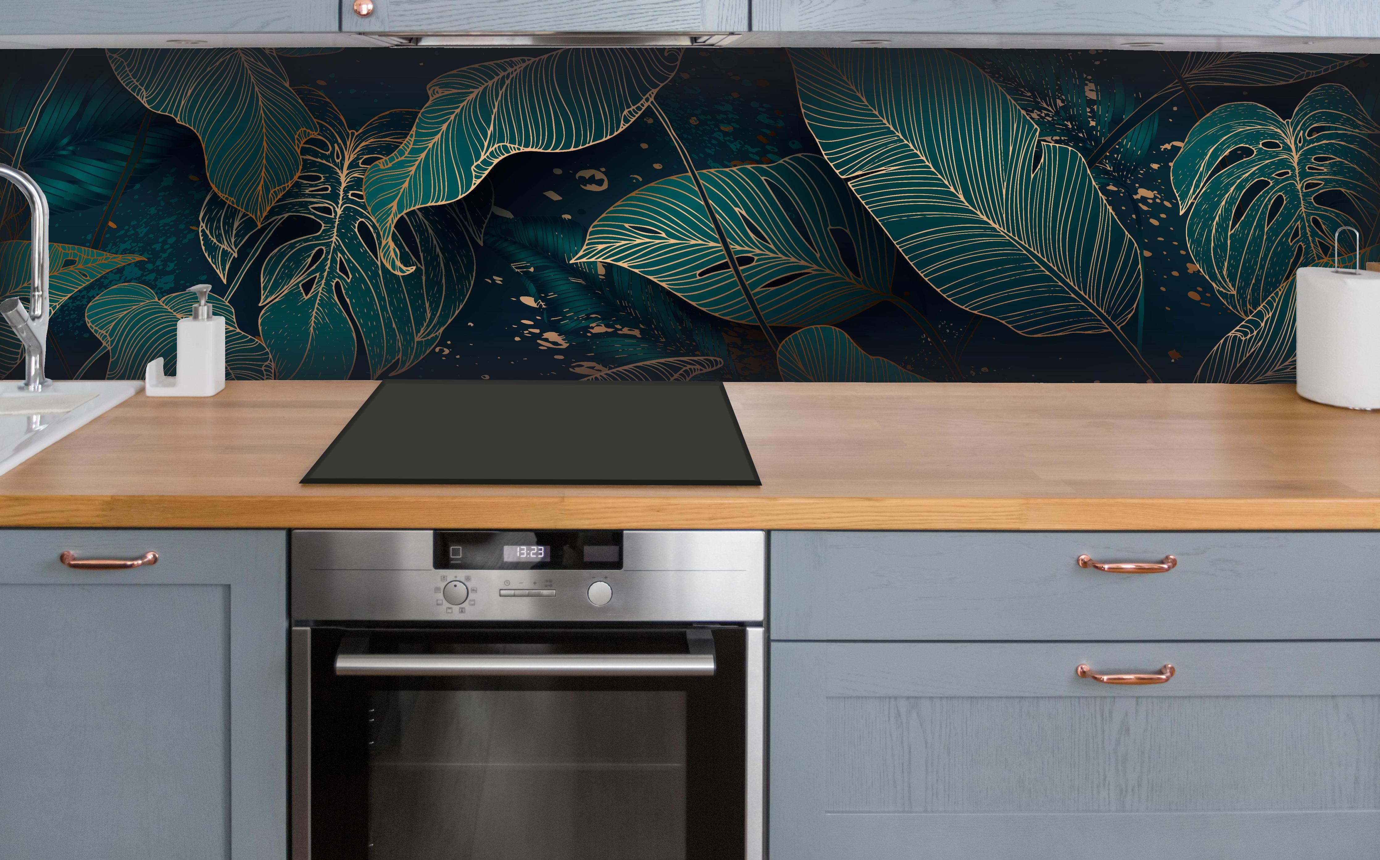 Küche - Exotisches Blattwerk Design in Dunkelgrün hinter weißen Hochglanz-Küchenregalen und schwarzem Wasserhahn