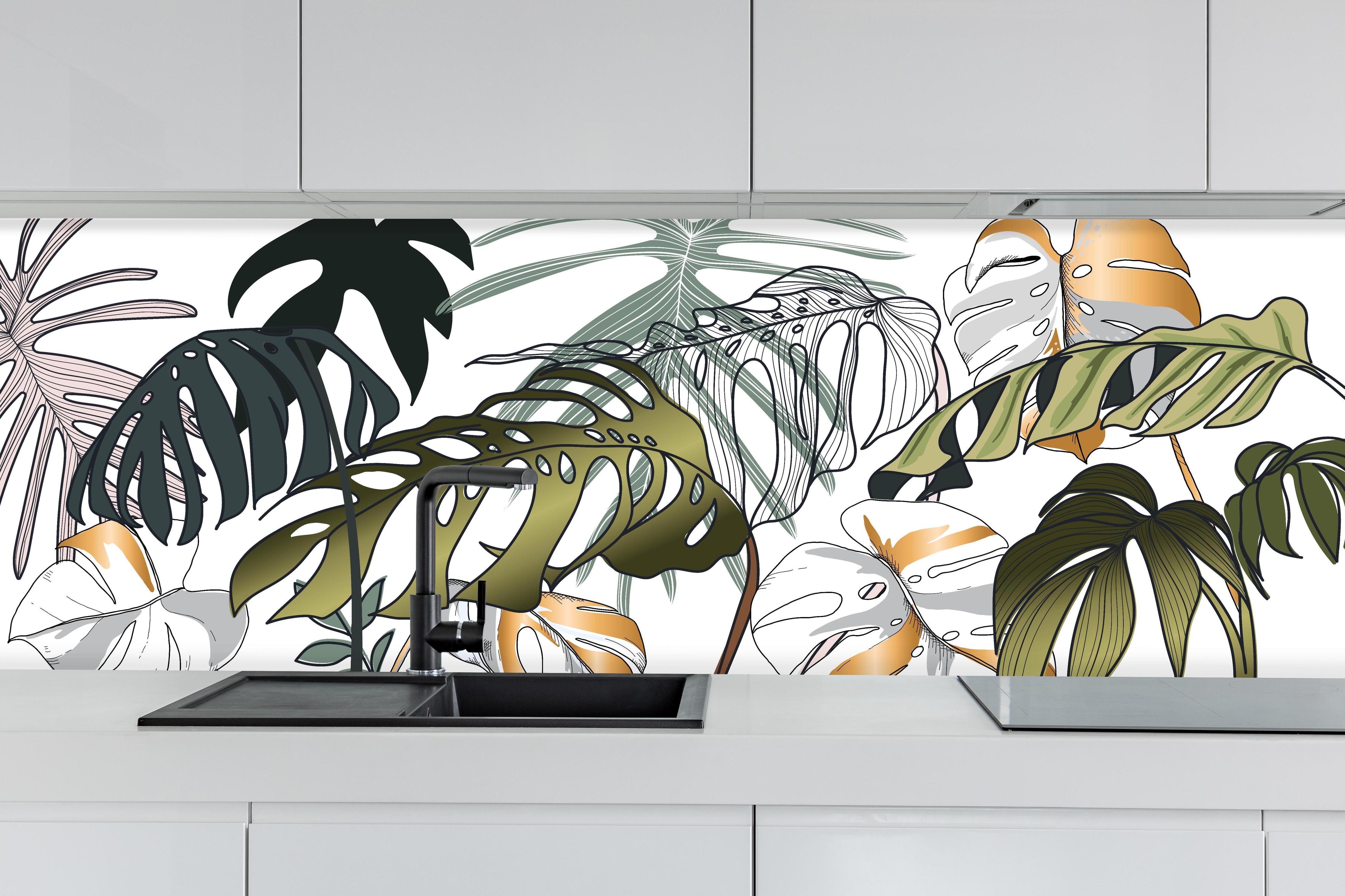 Küche - Exotisches Blattwerk Designmuster hinter weißen Hochglanz-Küchenregalen und schwarzem Wasserhahn