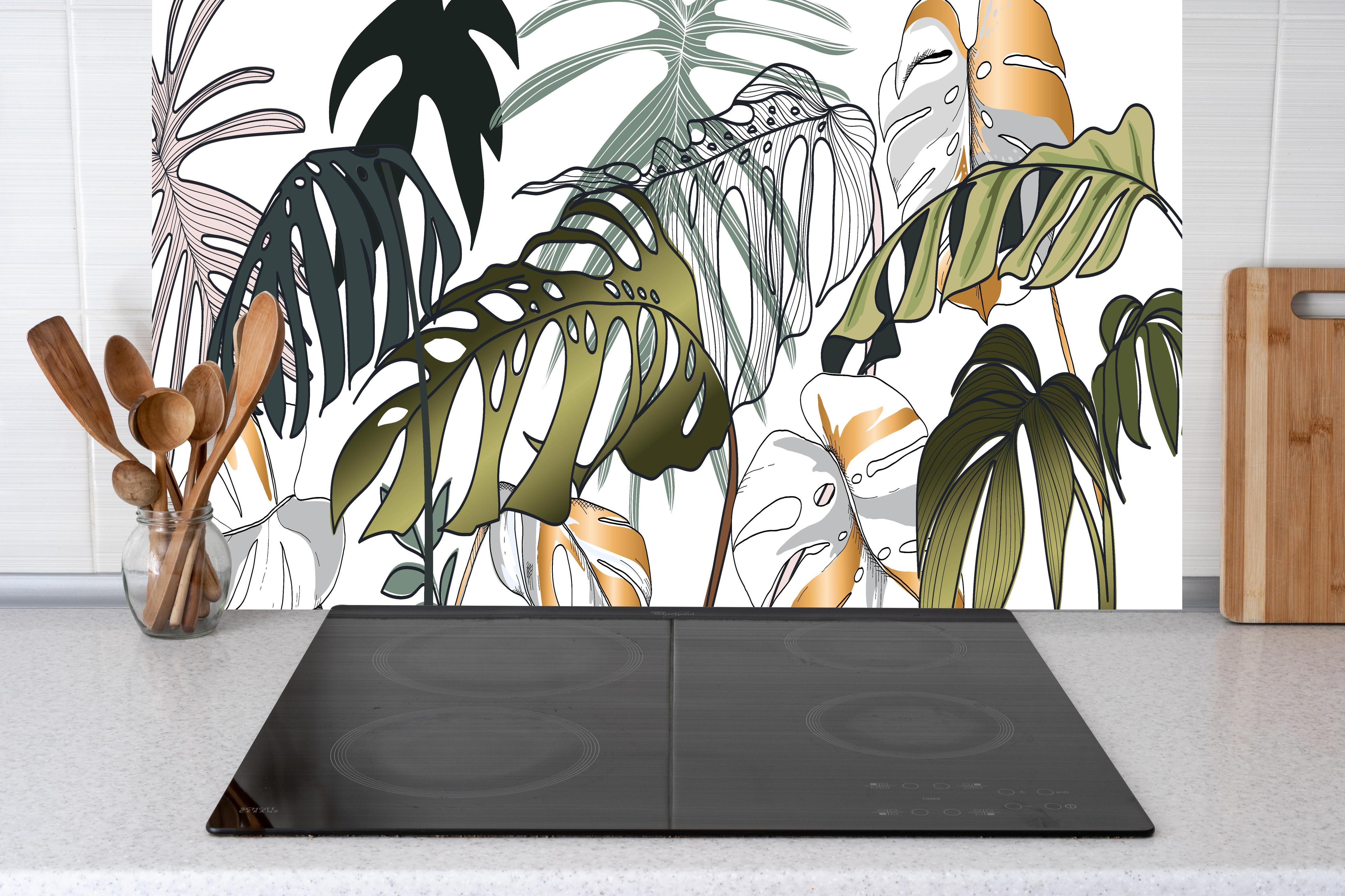 Küche - Exotisches Blattwerk Designmuster hinter weißen Hochglanz-Küchenregalen und schwarzem Wasserhahn