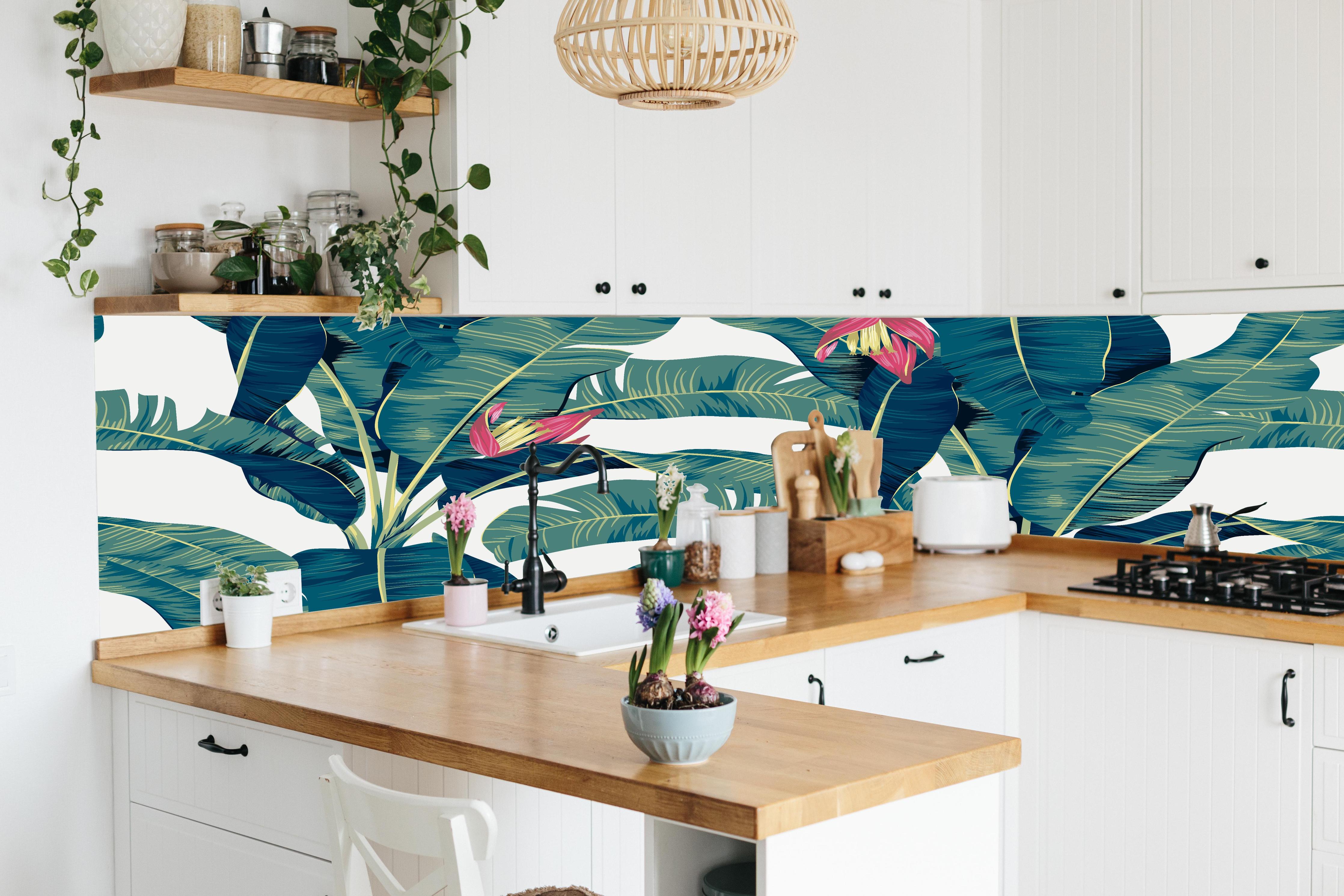 Küche - Exotisches Blattwerk und Blüten Design hinter weißen Hochglanz-Küchenregalen und schwarzem Wasserhahn