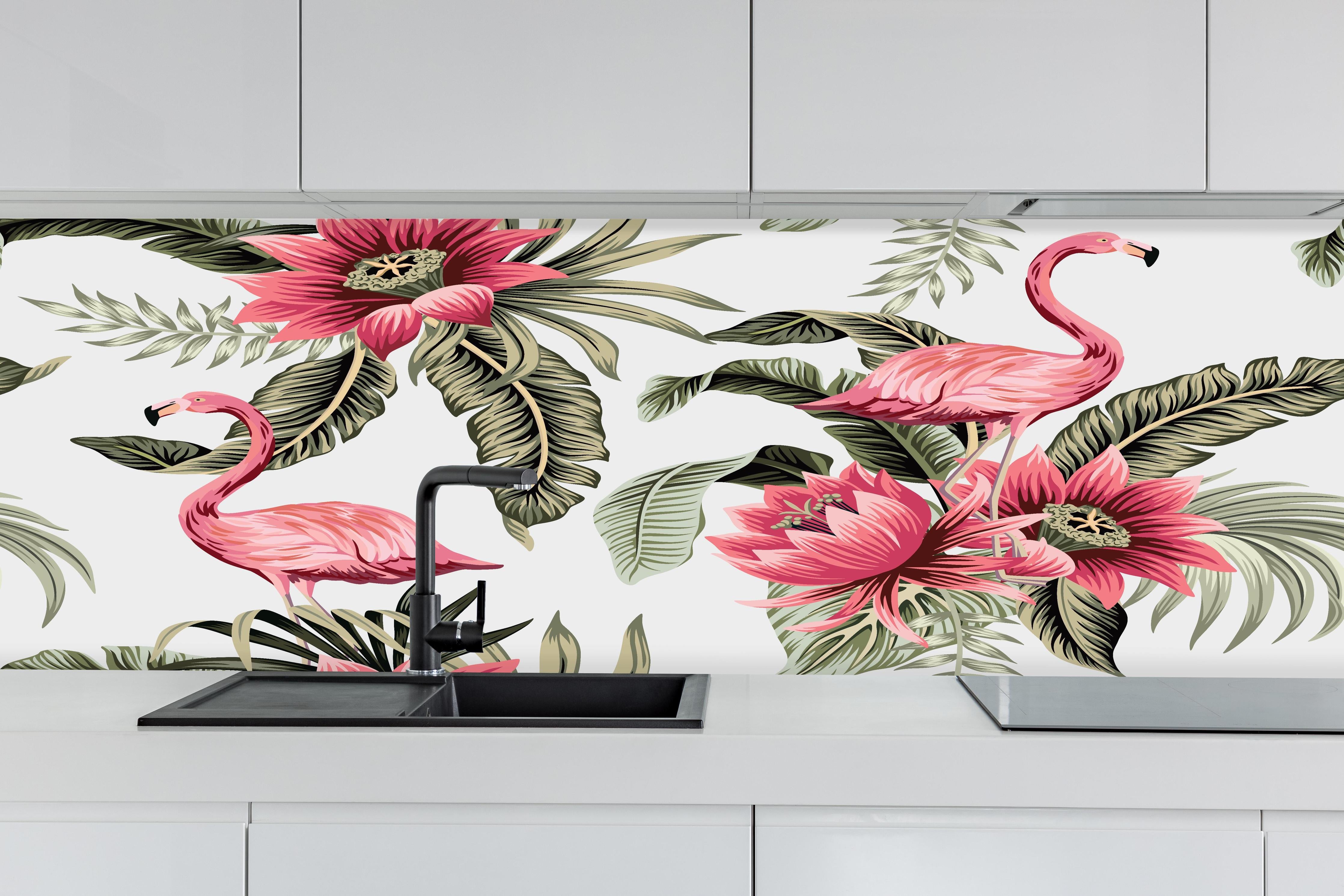 Küche - Exotisches Flamingo Blumen Design hinter weißen Hochglanz-Küchenregalen und schwarzem Wasserhahn