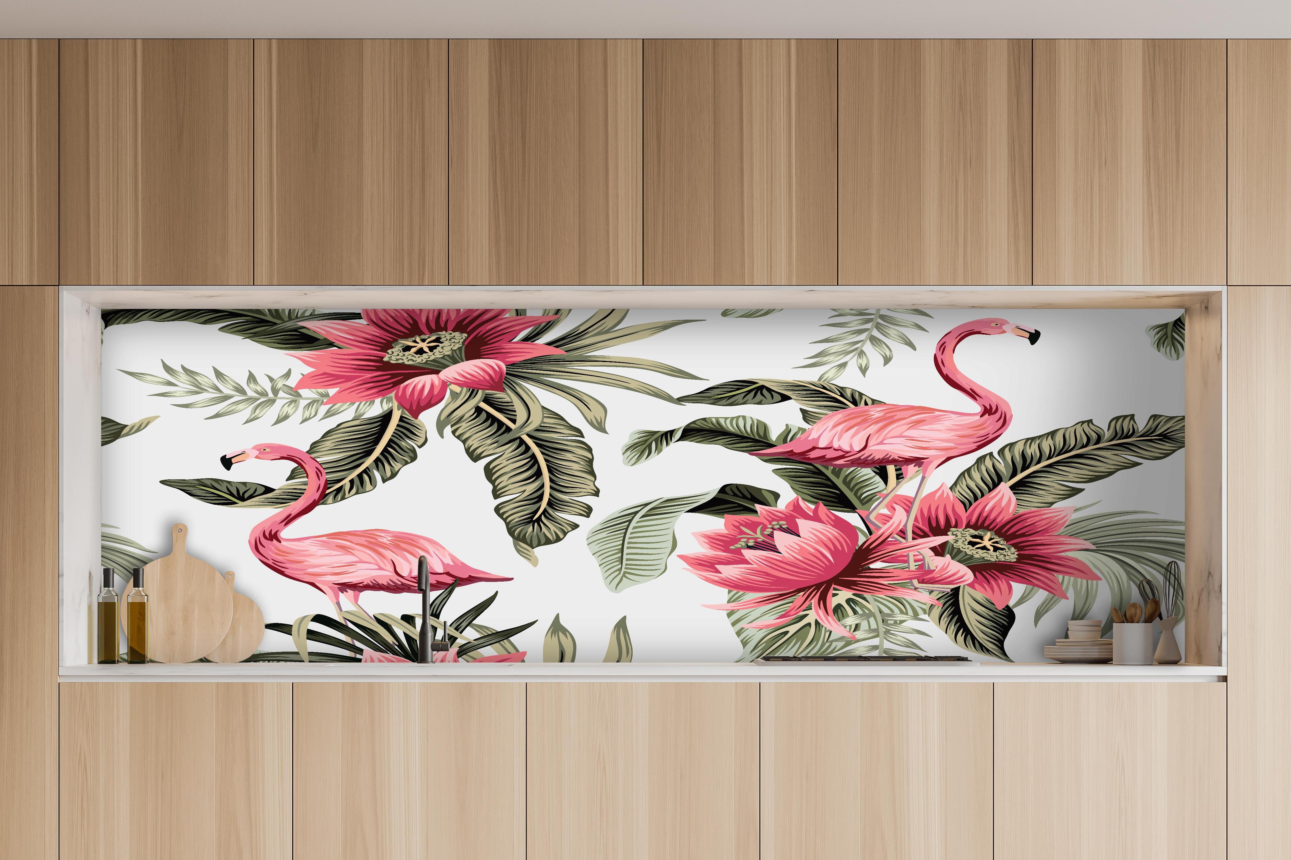 Küche - Exotisches Flamingo Blumen Design hinter weißen Hochglanz-Küchenregalen und schwarzem Wasserhahn