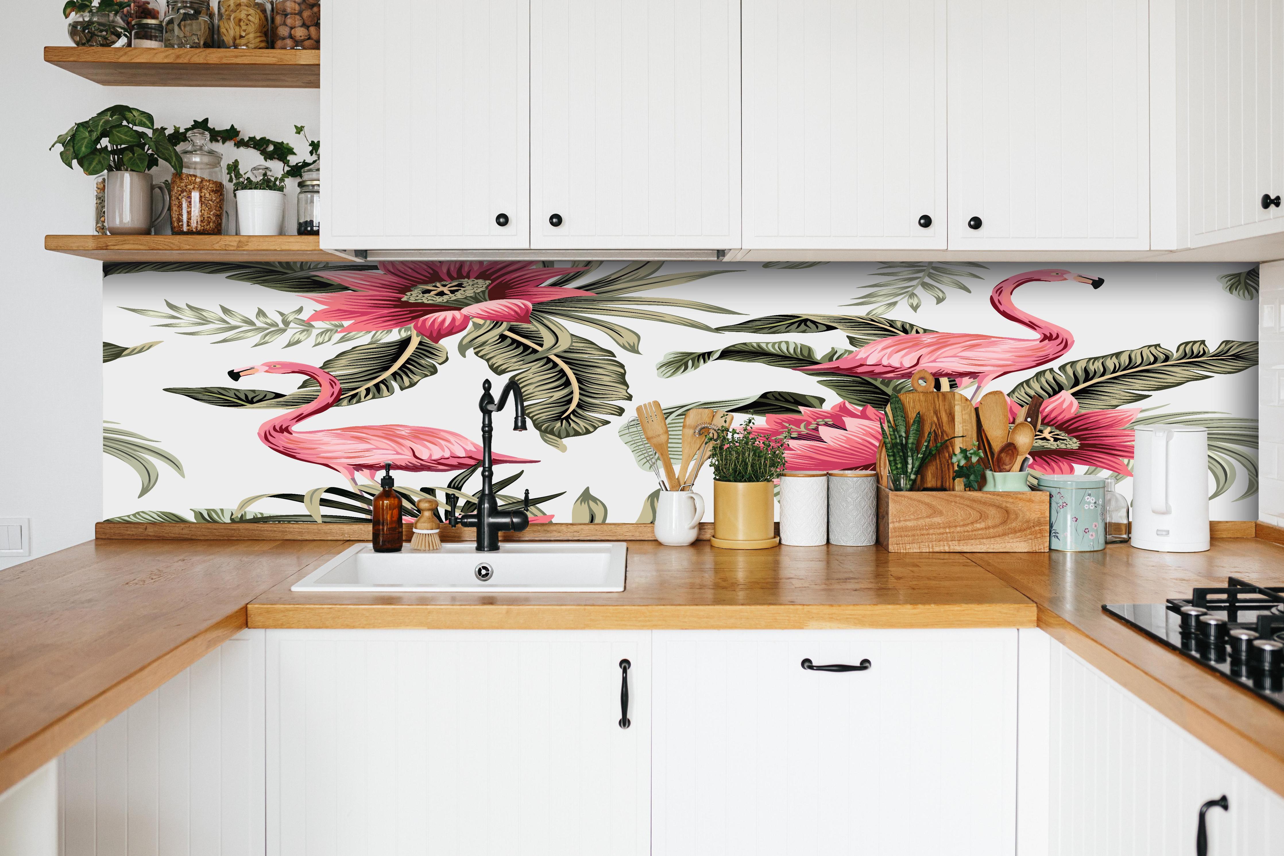 Küche - Exotisches Flamingo Blumen Design hinter weißen Hochglanz-Küchenregalen und schwarzem Wasserhahn
