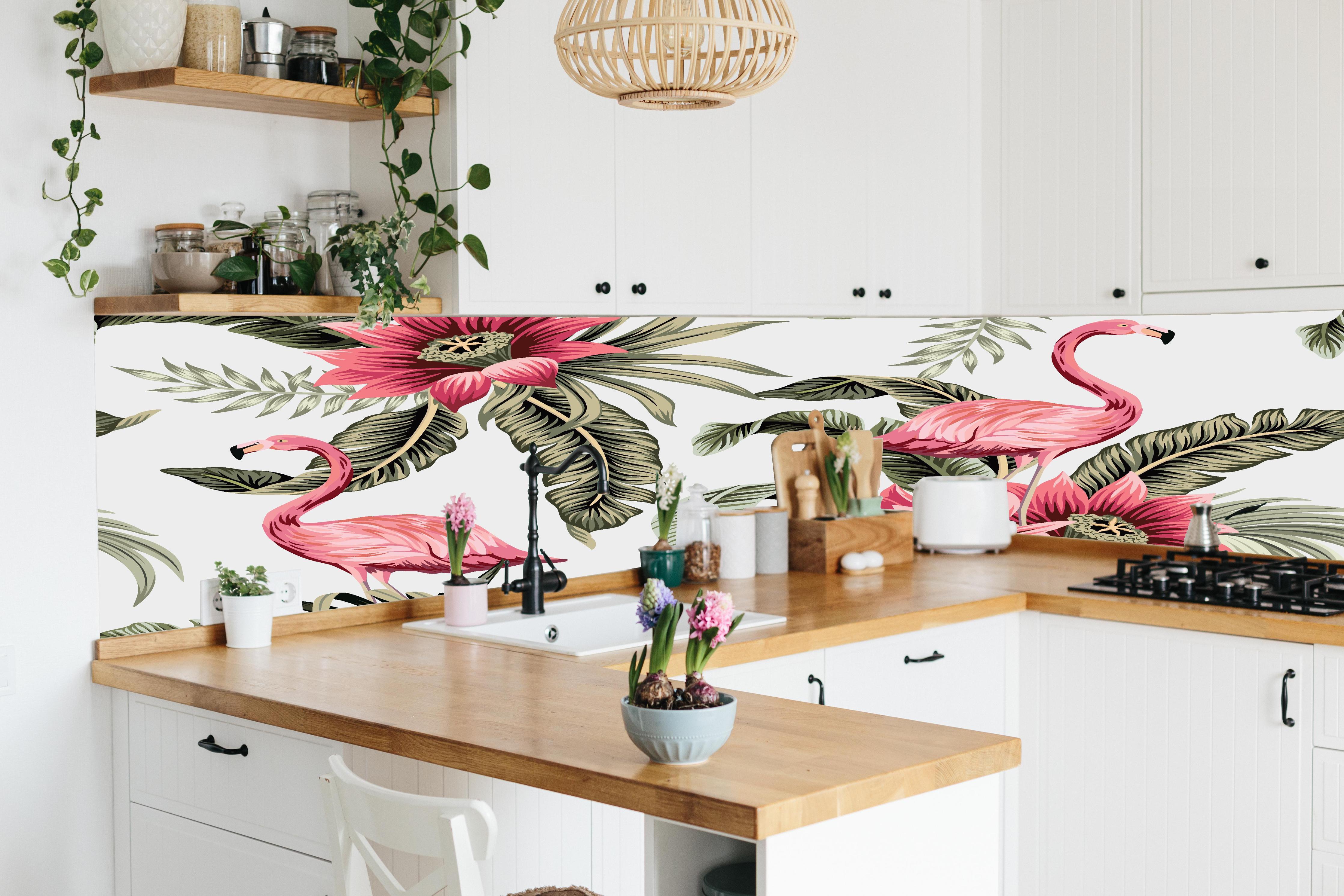 Küche - Exotisches Flamingo Blumen Design hinter weißen Hochglanz-Küchenregalen und schwarzem Wasserhahn
